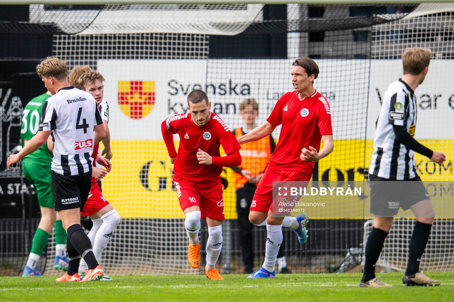 Utsiktens Arian Kabashi jublar under fotbollsmatchen i Superettan mellan Landskrona och Utsikten den 12 april 2025 i Landskrona. 