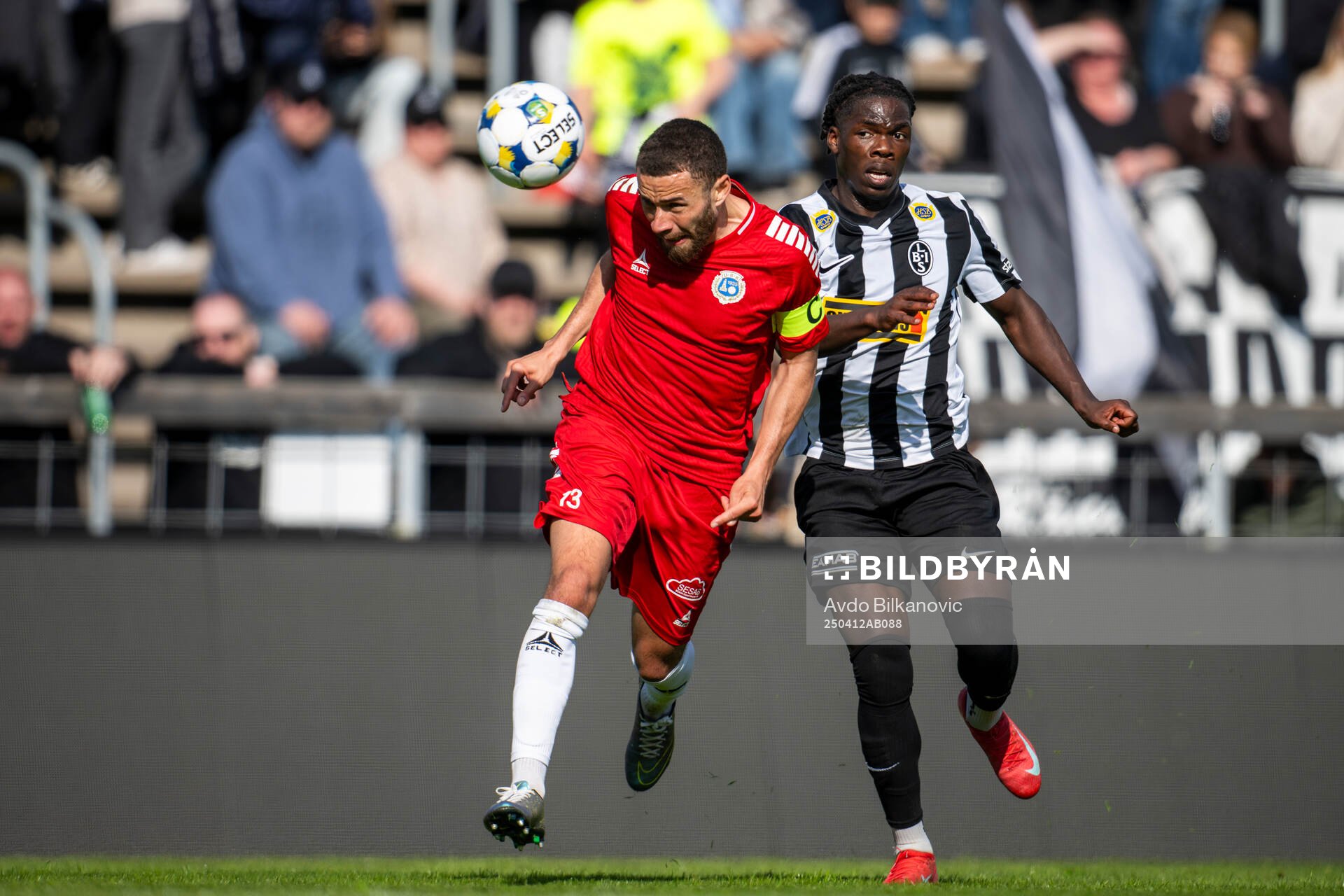 Landskronas Xavier Odhiambo jagar+Utsiktens Malkolm Moenza under fotbollsmatchen i Superettan mellan Landskrona och Utsikten den 12 april 2025 i Landskrona.