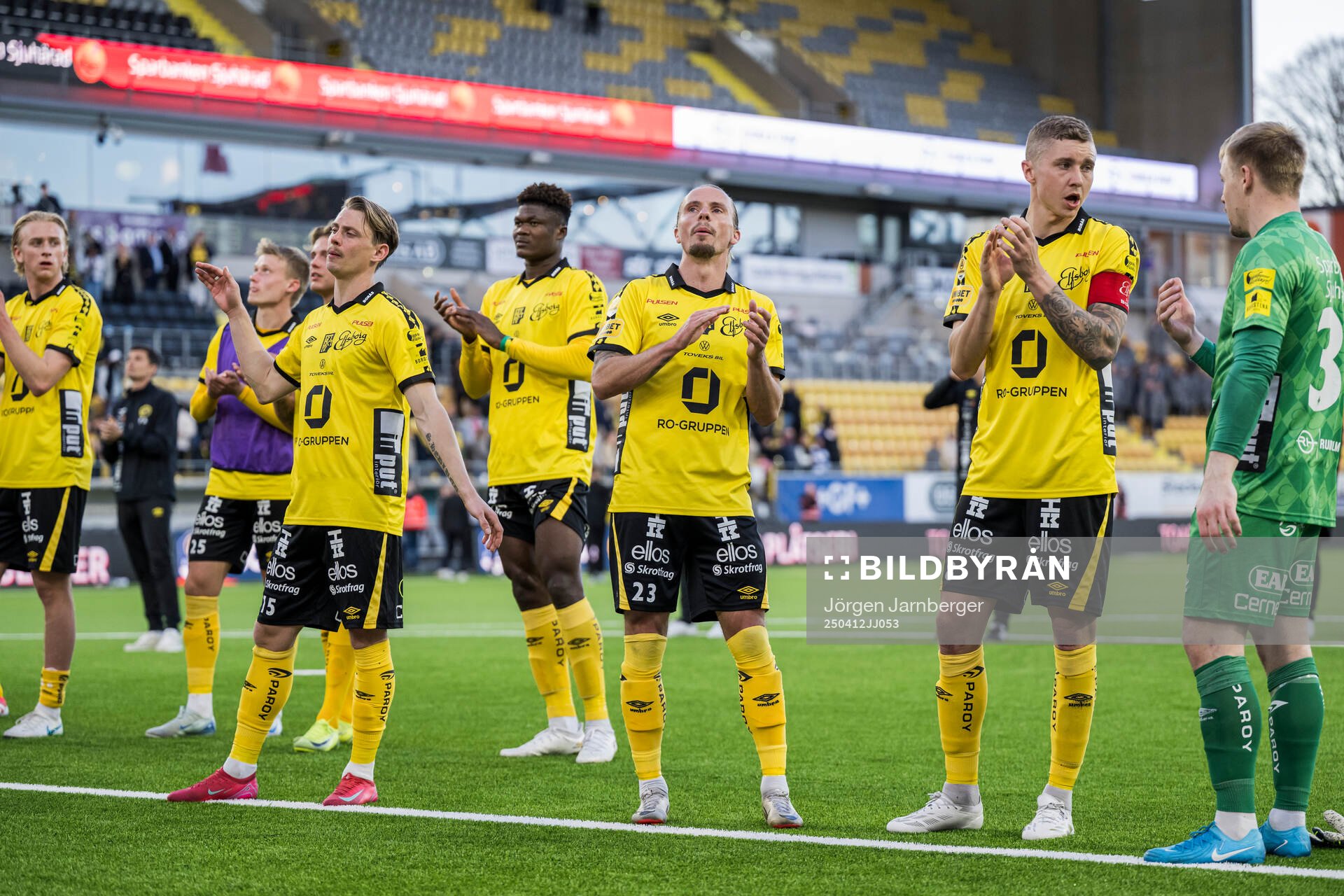 Elfsbors Niklas Hult jublar med lagkamrater
