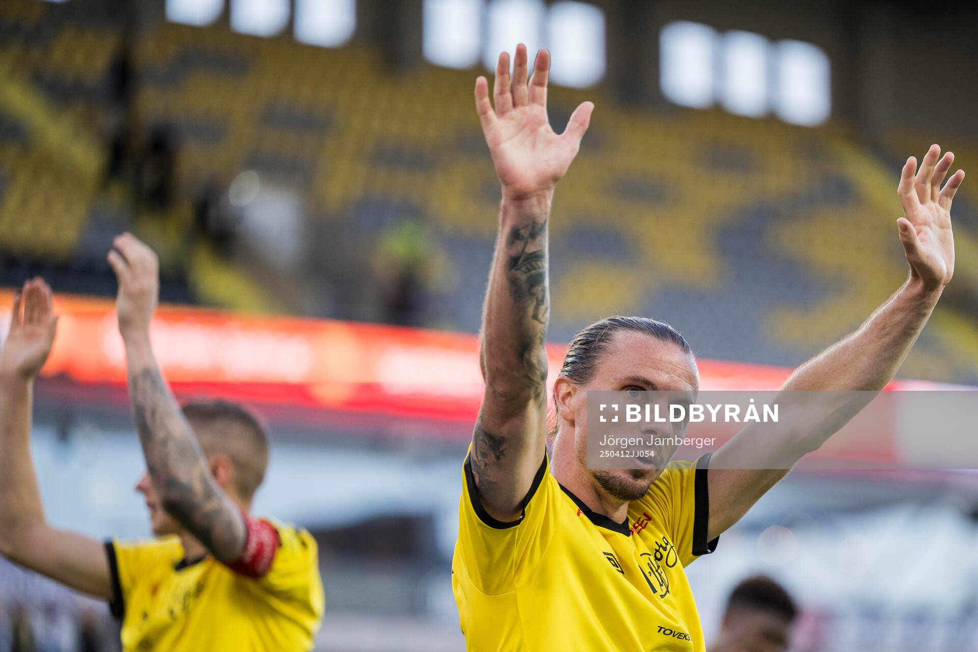 Elfsborgs Niklas Hult jublar efter fotbollsmatchen i Allsvenskan mellan Elfsborg och IFK Norrköping den 12 april 2025 i Borås. 
