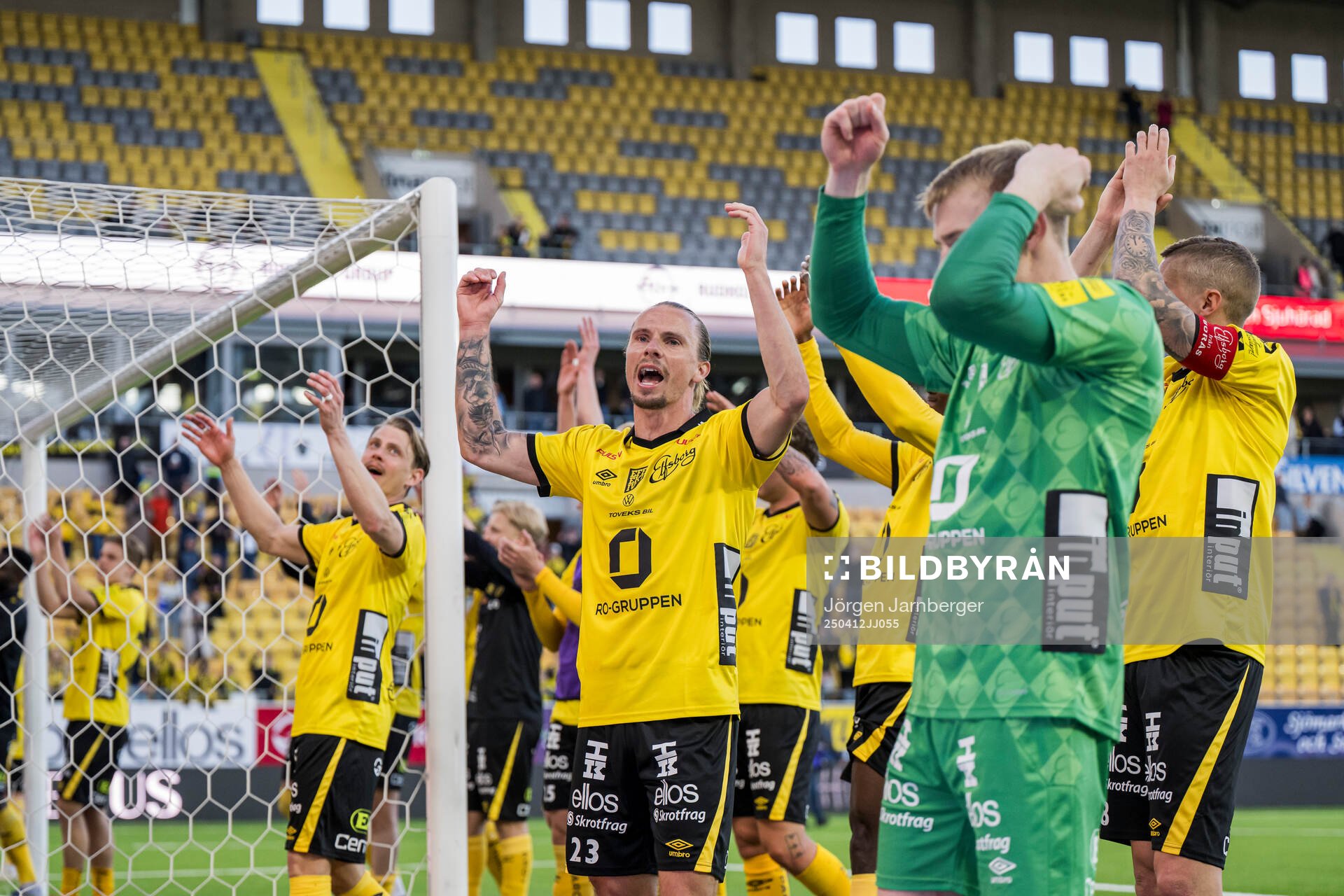 Elfsborgs Frederik Ihler jublar med lagkamrater efter 2-0 under fotbollsmatchen i Allsvenskan mellan Elfsborg och IFK Norrköping den 12 april 2025 i Borås.