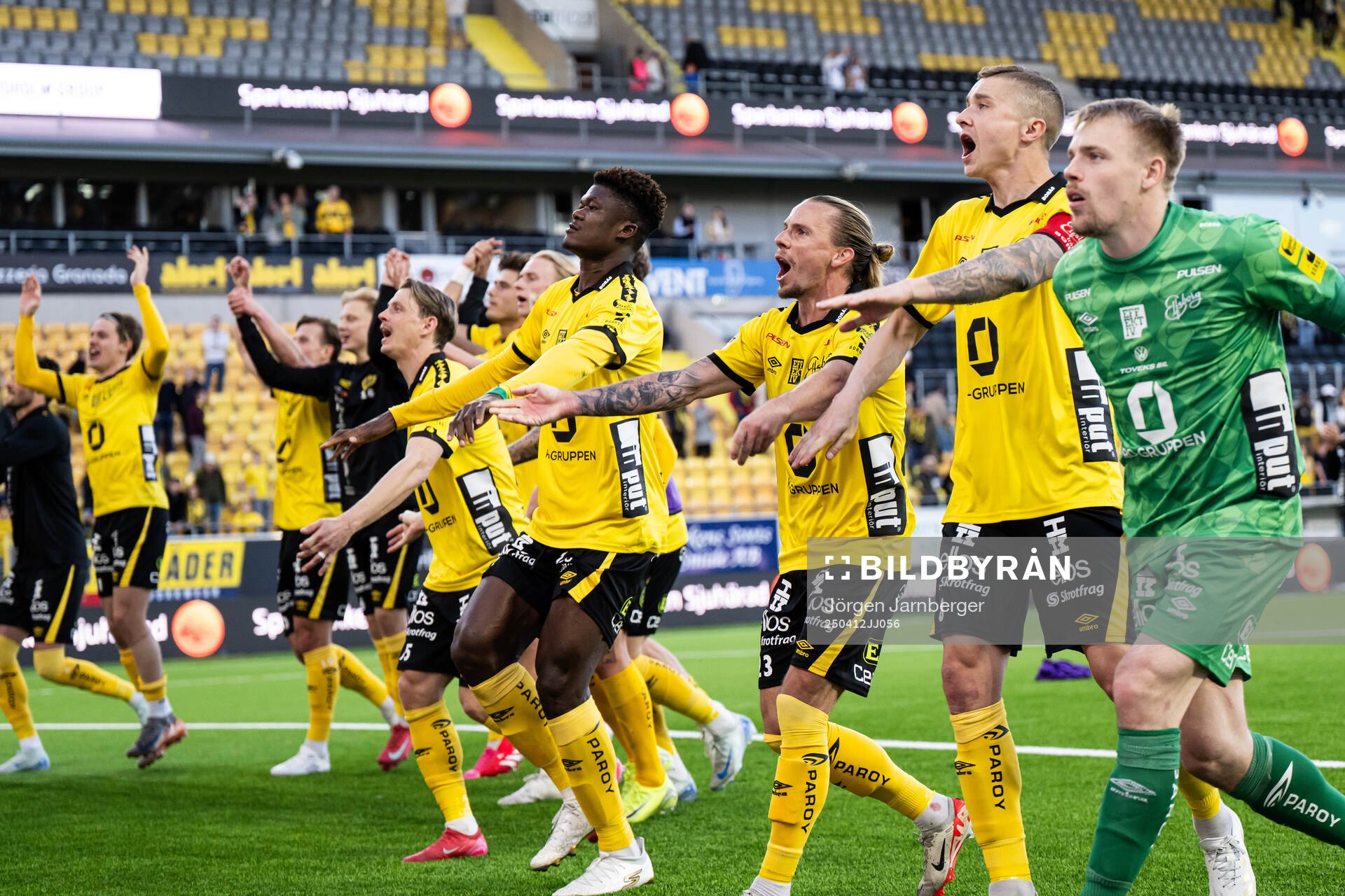 Elfsborgs spelare jublar efter fotbollsmatchen i Allsvenskan mellan Elfsborg och IFK Norrköping den 12 april 2025 i Borås. 