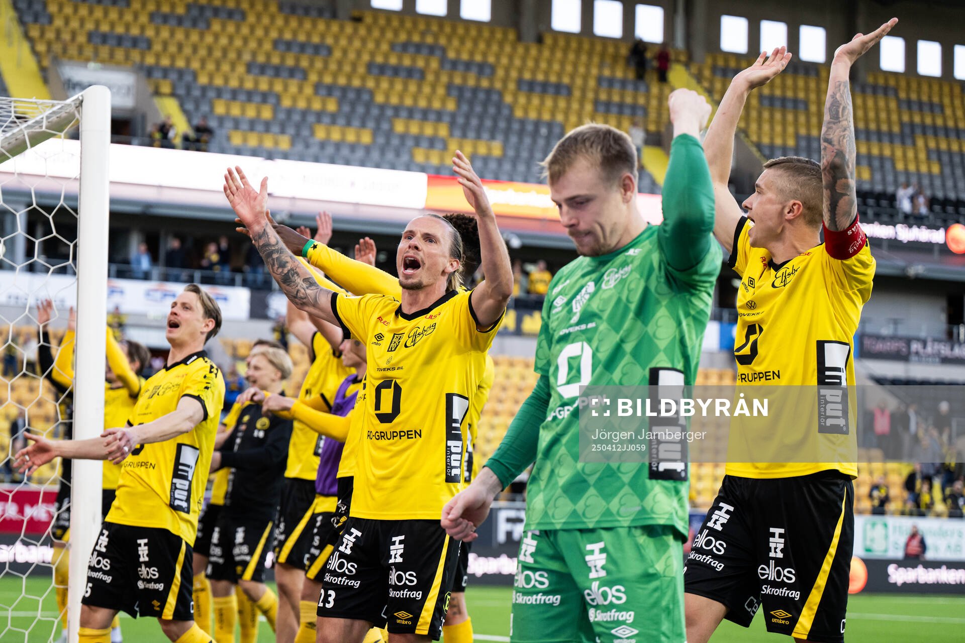 Elfsborgs Niklas Hult jublar efter fotbollsmatchen i Allsvenskan mellan Elfsborg och IFK Norrköping den 12 april 2025 i Borås. 