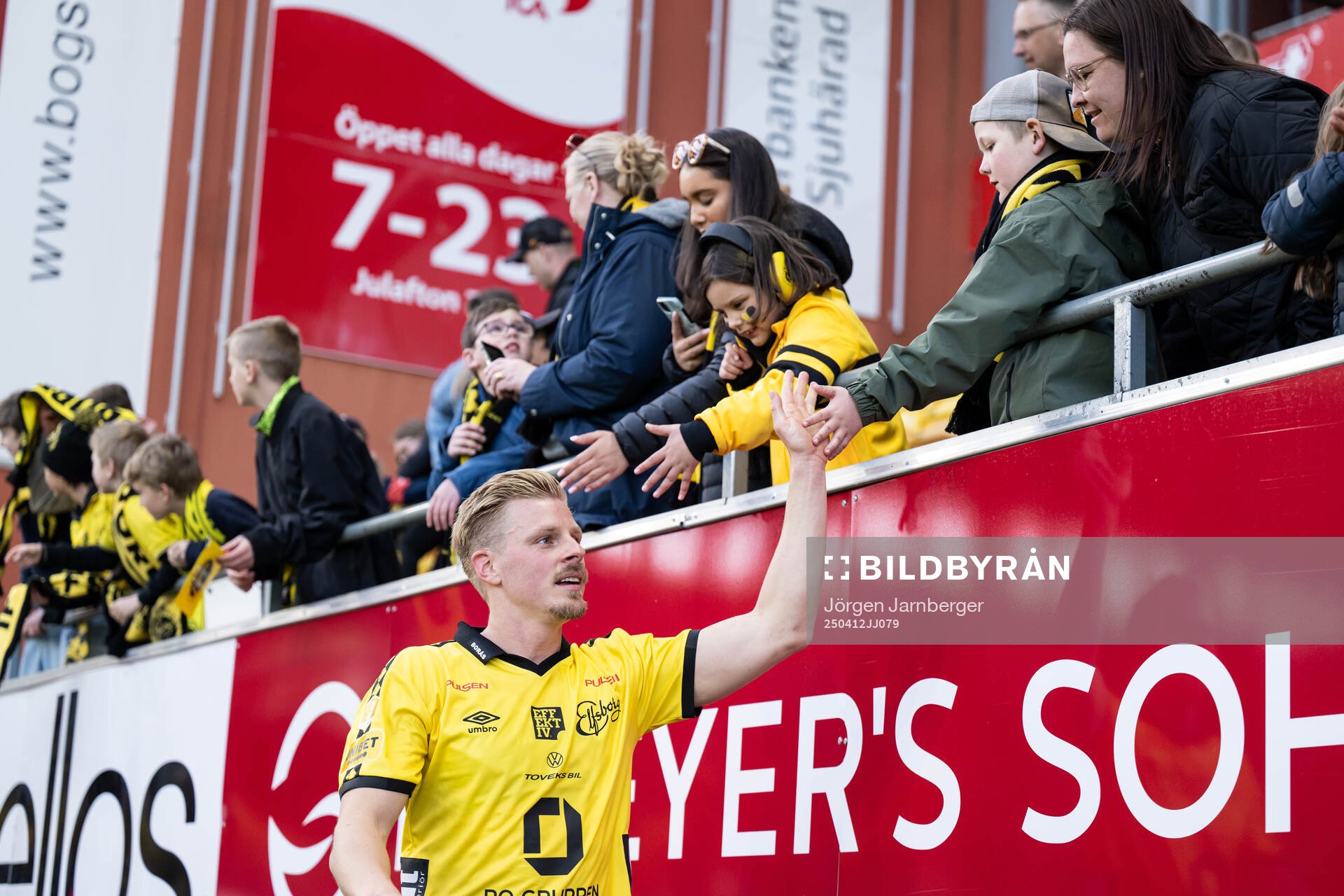 Elfsborgs Per Frick tackar publiken efter fotbollsmatchen i Allsvenskan mellan Elfsborg och IFK Norrköping den 12 april 2025 i Borås. 