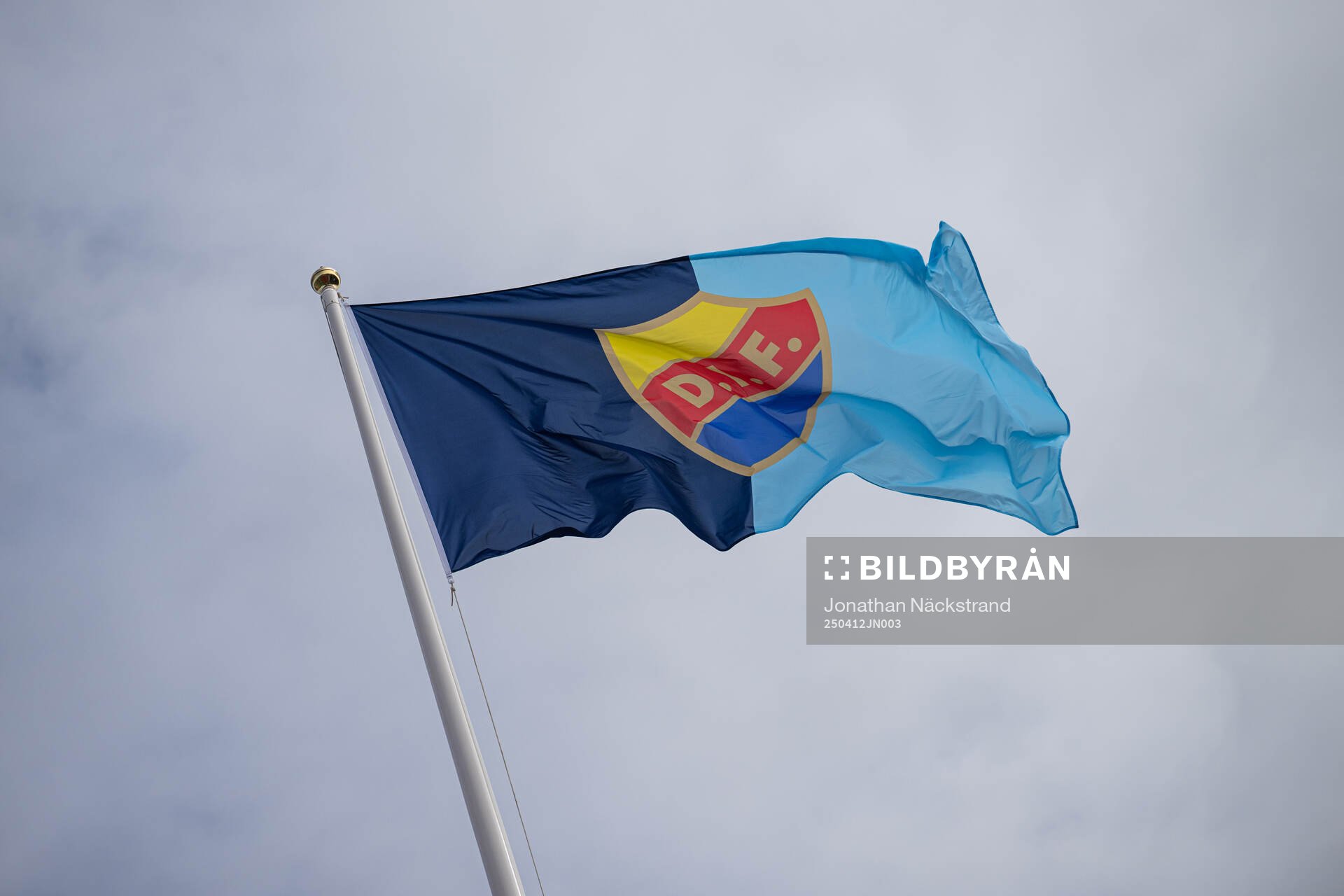 En flagga med Djurgårdens logotyp