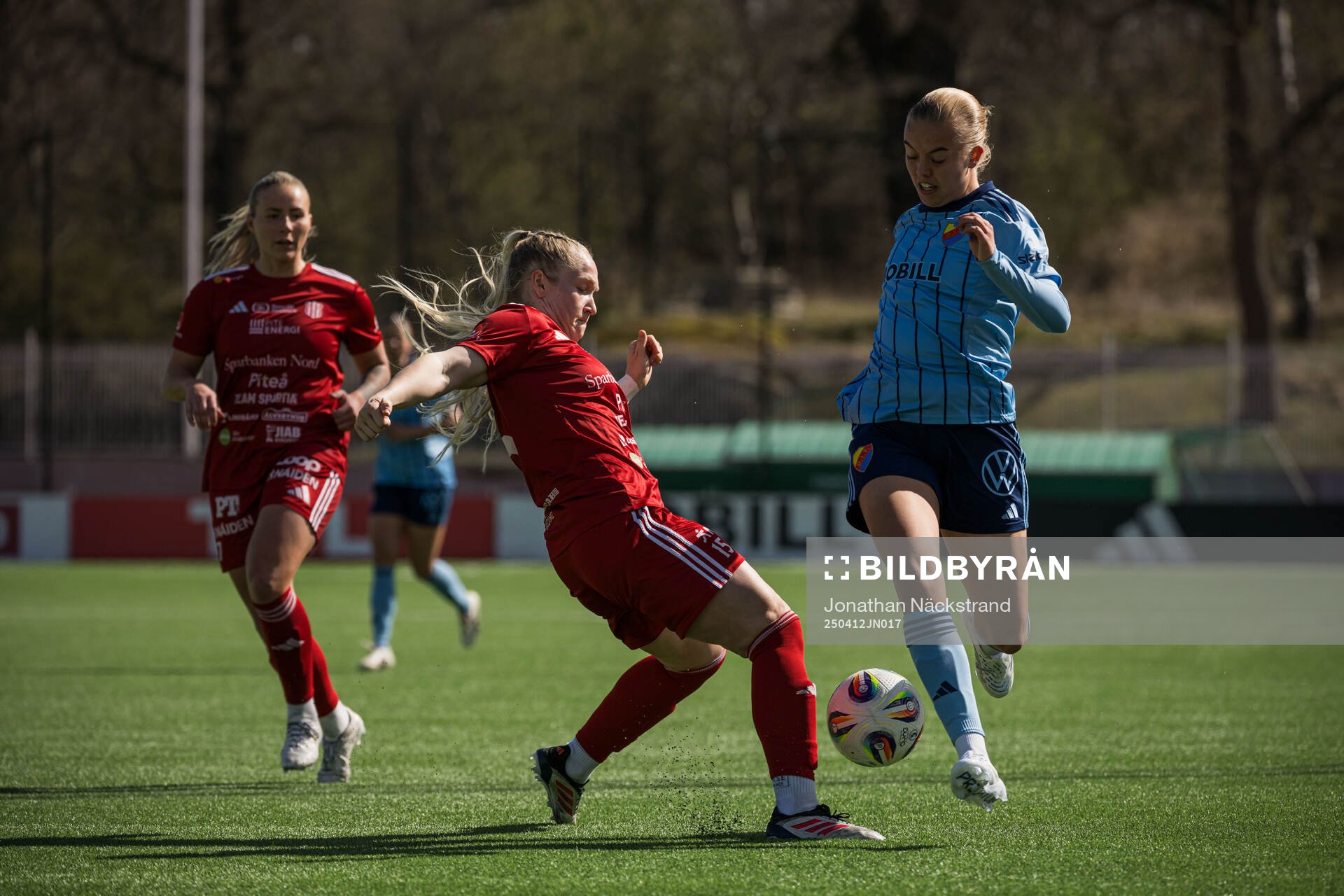 Piteås Maggy Henschler och Djurgårdens Elin Westlund under fotbollsmatchen i Damallsvenskan mellan Djurgården och Piteå den 12 april 2025 i Stockholm.
