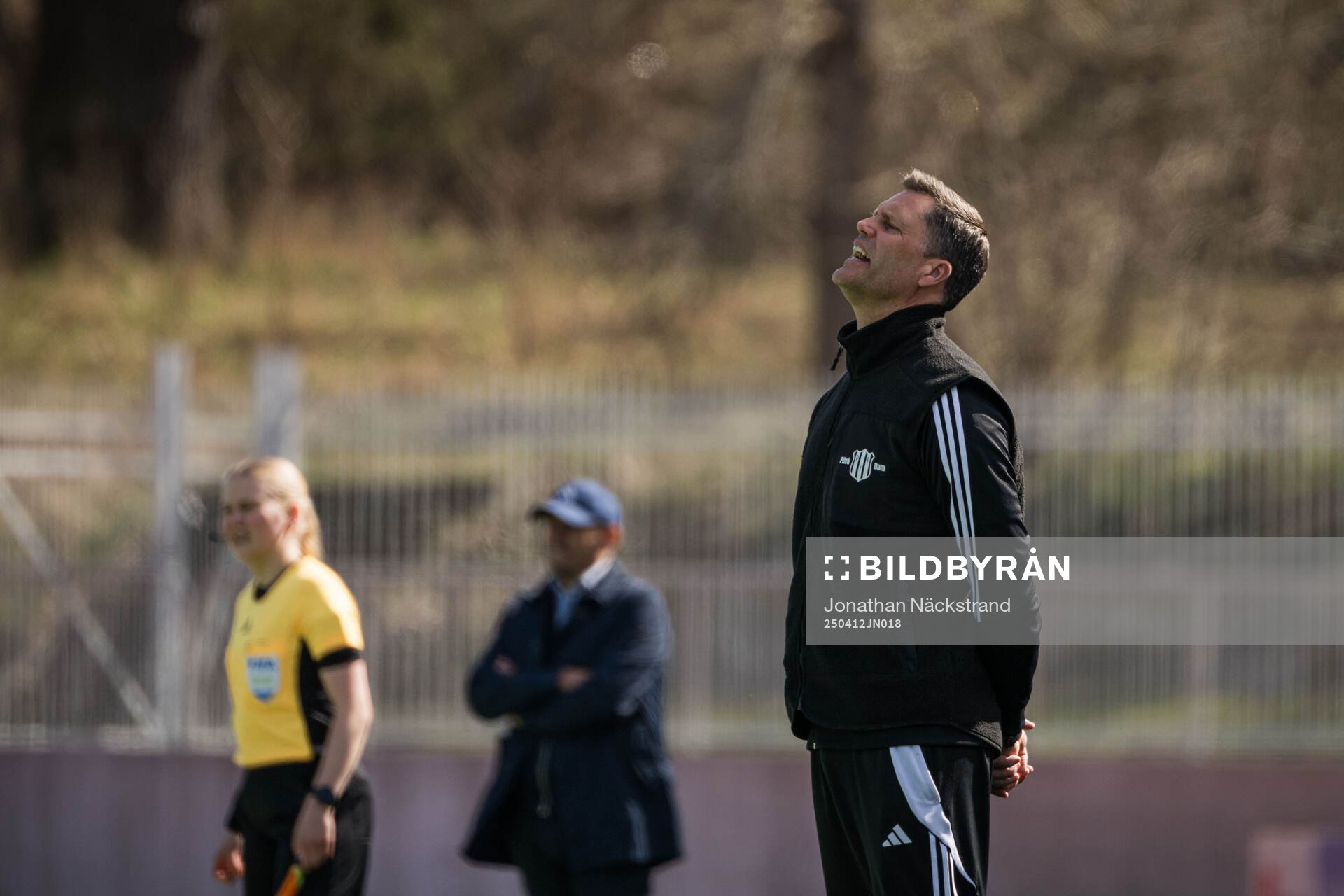 Piteås tränare Fredrik Bernhardsson under fotbollsmatchen i Damallsvenskan mellan Djurgården och Piteå den 12 april 2025 i Stockholm.