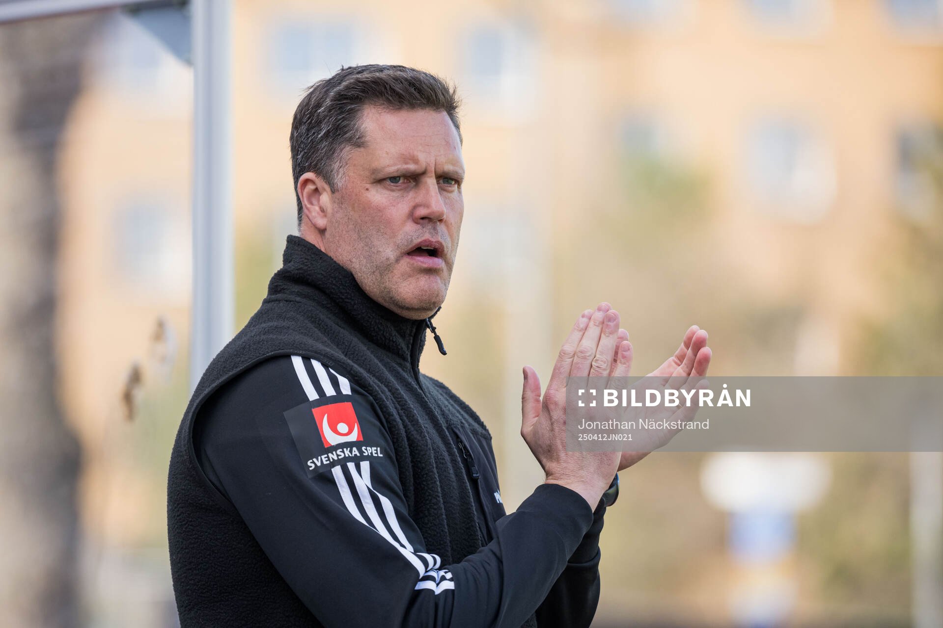 Piteås tränare Fredrik Bernhardsson under fotbollsmatchen i Damallsvenskan mellan Djurgården och Piteå den 12 april 2025 i Stockholm.