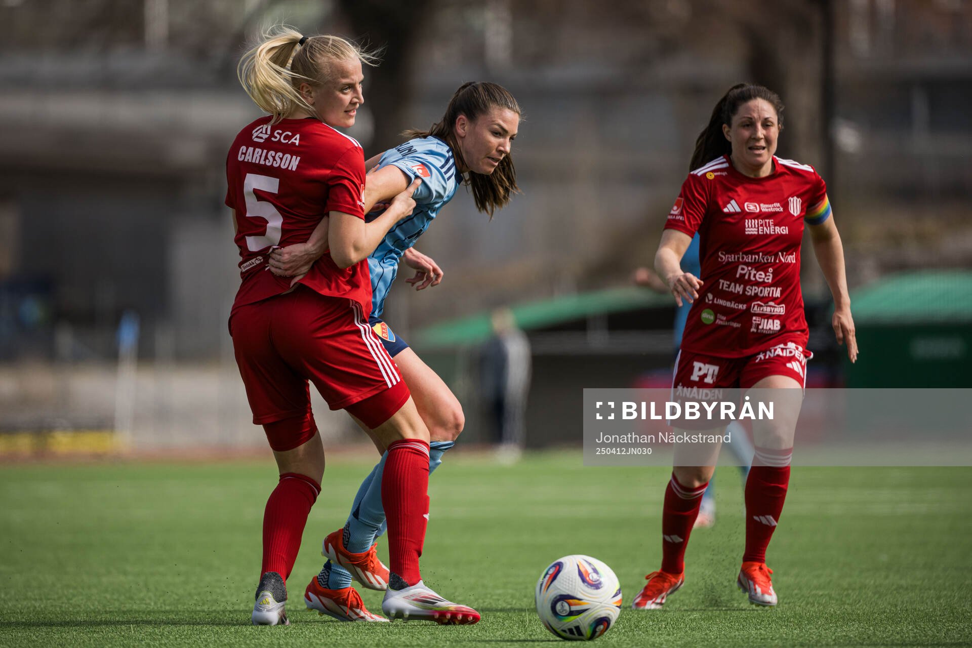Piteås Wilma Carlsson och Djurgårdens Pauline Hammarlund