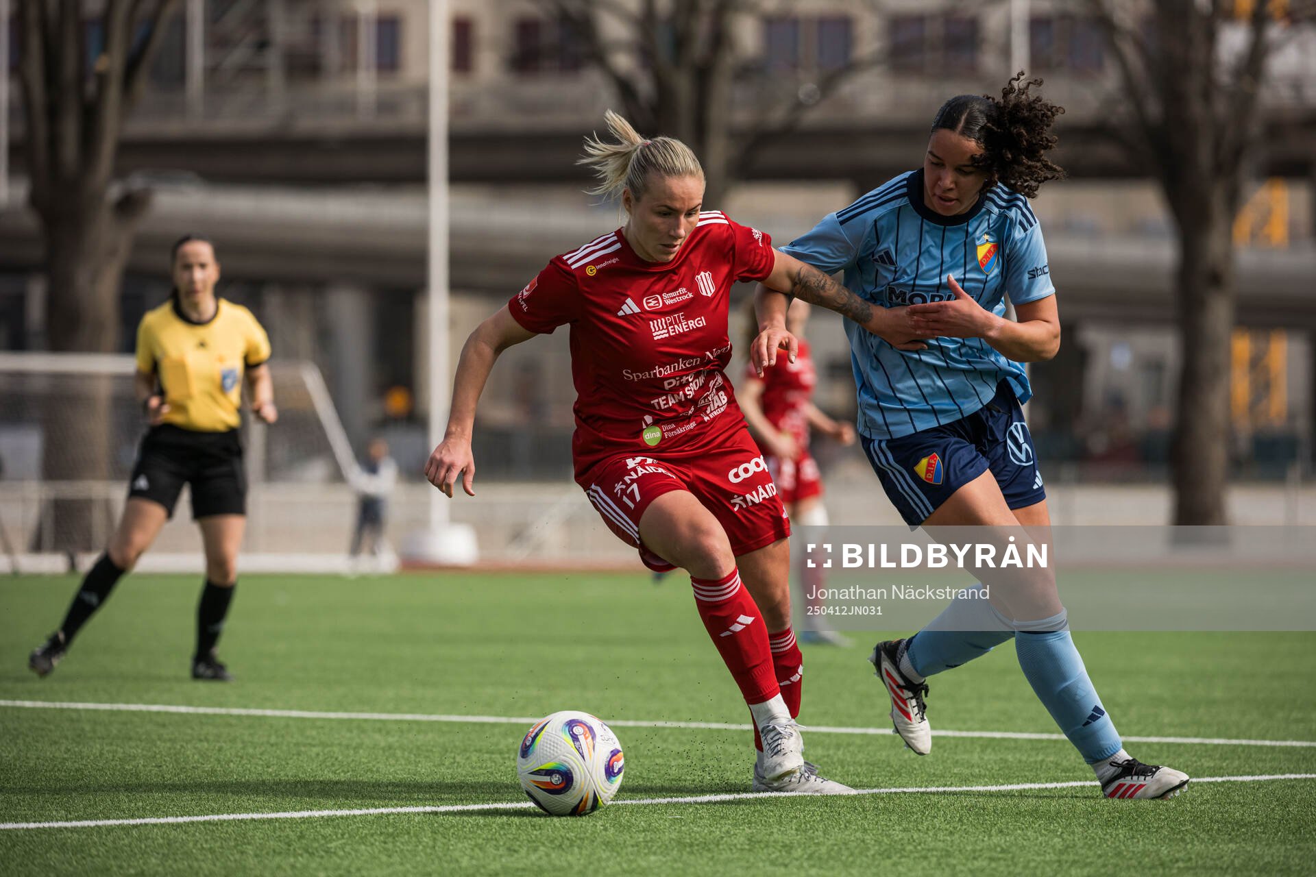 Piteås Selina Henriksson och Djurgårdens Camille Ashe under fotbollsmatchen i Damallsvenskan mellan Djurgården och Piteå den 12 april 2025 i Stockholm.