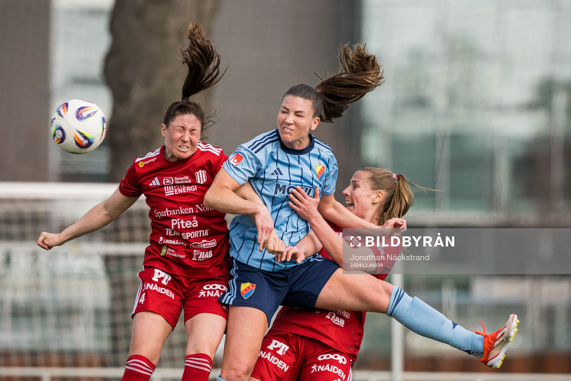 Piteås Josefin Johansson och Djurgårdens Pauline Hammarlund och Piteås Olivia Holm under fotbollsmatchen i Damallsvenskan mellan Djurgården och Piteå den 12 april 2025 i Stockholm. 