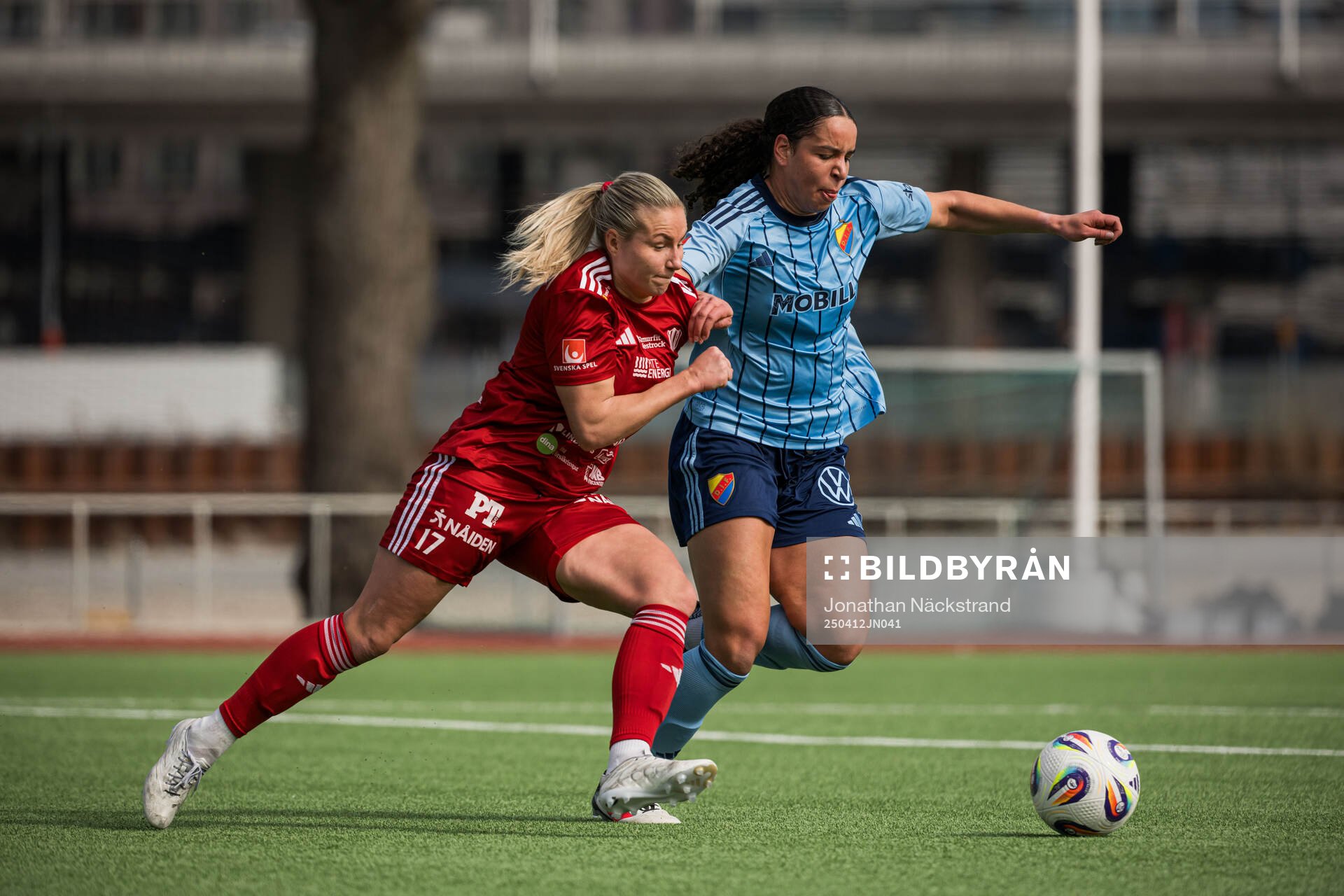 Piteås Selina Henriksson och Djurgårdens Camille Ashe under fotbollsmatchen i Damallsvenskan mellan Djurgården och Piteå den 12 april 2025 i Stockholm.