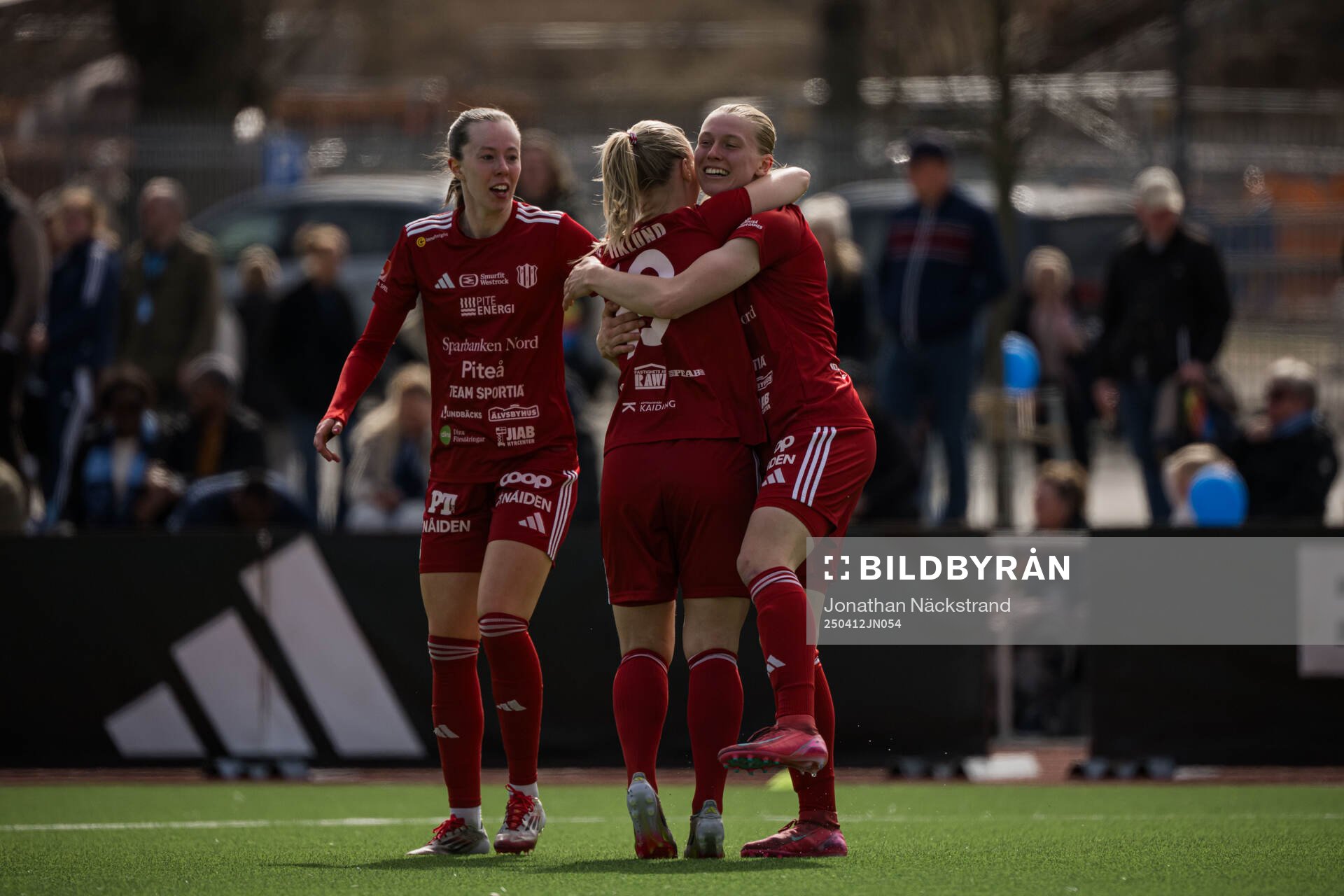 Piteås Saga Swedman jublar efter 1-2 under fotbollsmatchen i Damallsvenskan mellan Djurgården och Piteå den 12 april 2025 i Stockholm.