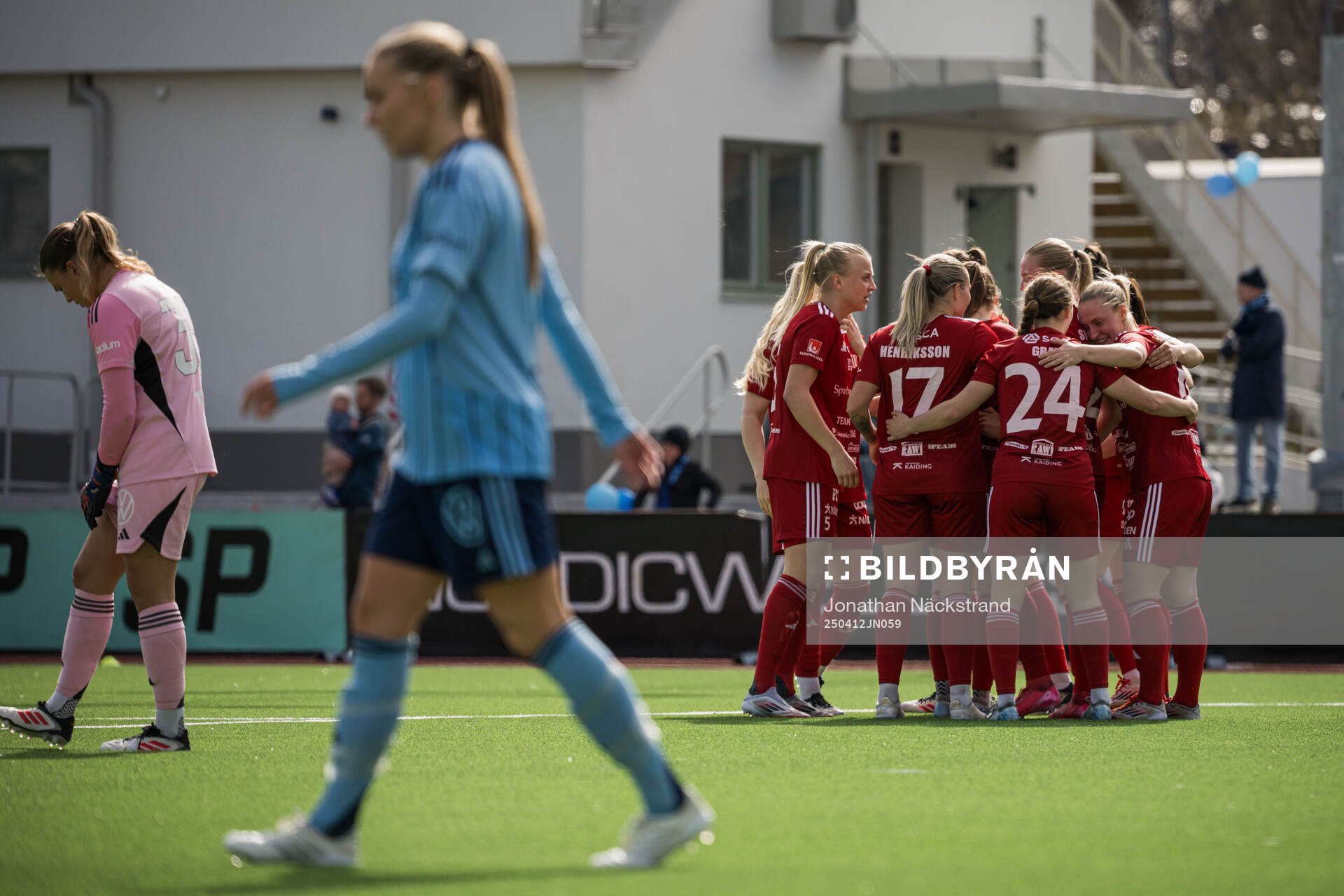 Piteås Saga Swedman jublar efter 1-2 under fotbollsmatchen i Damallsvenskan mellan Djurgården och Piteå den 12 april 2025 i Stockholm.