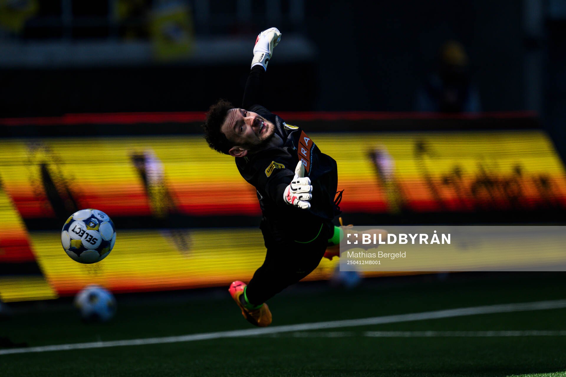 Häckens målvakt Etrit Berisha inför fotbollsmatchen i Allsvenskan mellan Häcken och Mjällby den 12 april 2025 i Göteborg. 