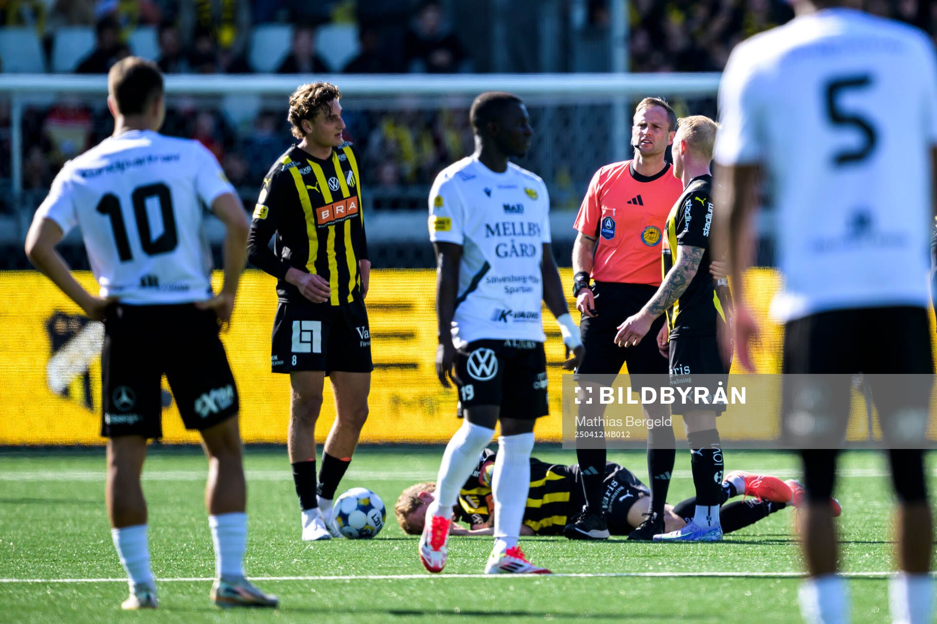 Häckens Silas Andersen ser Simon Gustafson som har ont