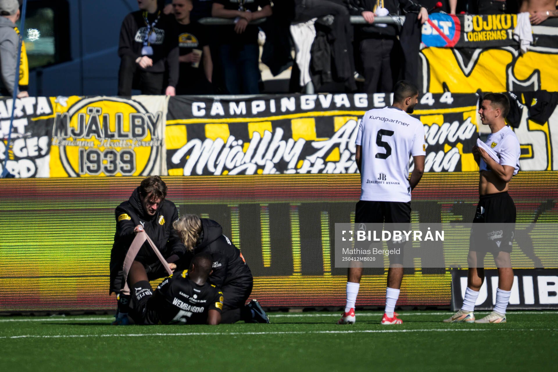 Häckens Brice Wembangomo får vård under fotbollsmatchen i Allsvenskan mellan Häcken och Mjällby den 12 april 2025 i Göteborg. 