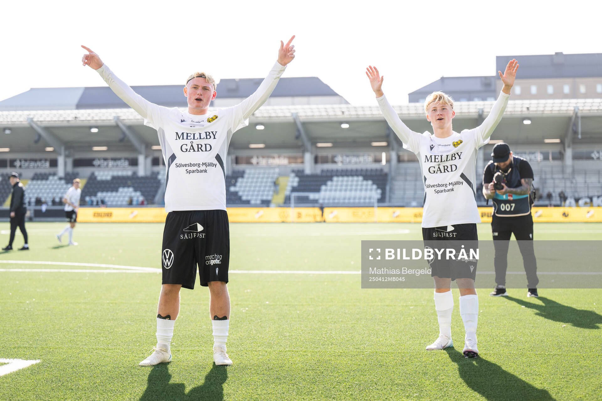 Mjällbys Olle Nilsson Löv och Romeo Leandersson jublar efter fotbollsmatchen i Allsvenskan mellan Häcken och Mjällby den 12 april 2025 i Göteborg.