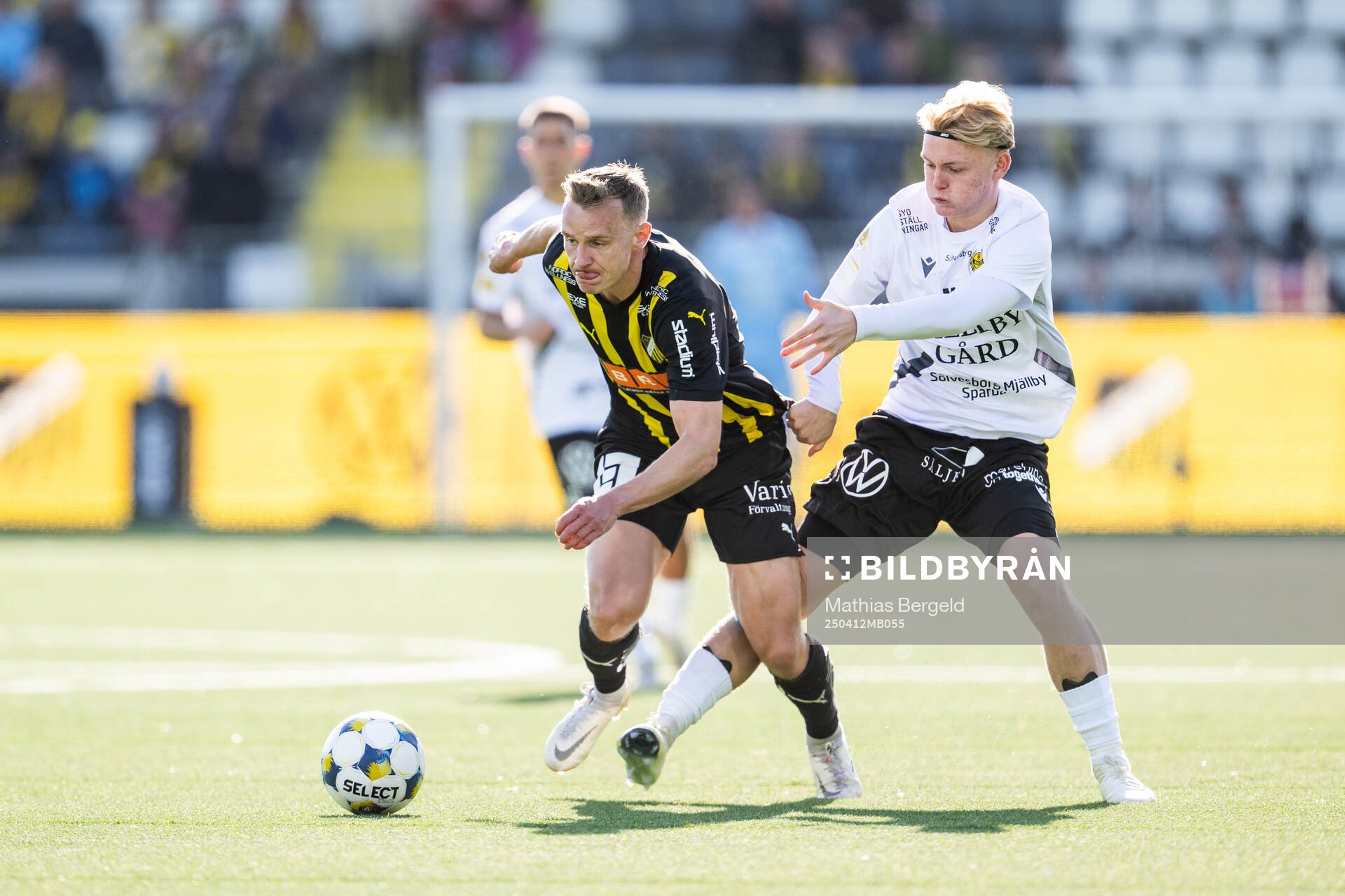 Häckens Marius Lode och Mjällbys Olle Nilsson Löv under fotbollsmatchen i Allsvenskan mellan Häcken och Mjällby den 12 april 2025 i Göteborg.