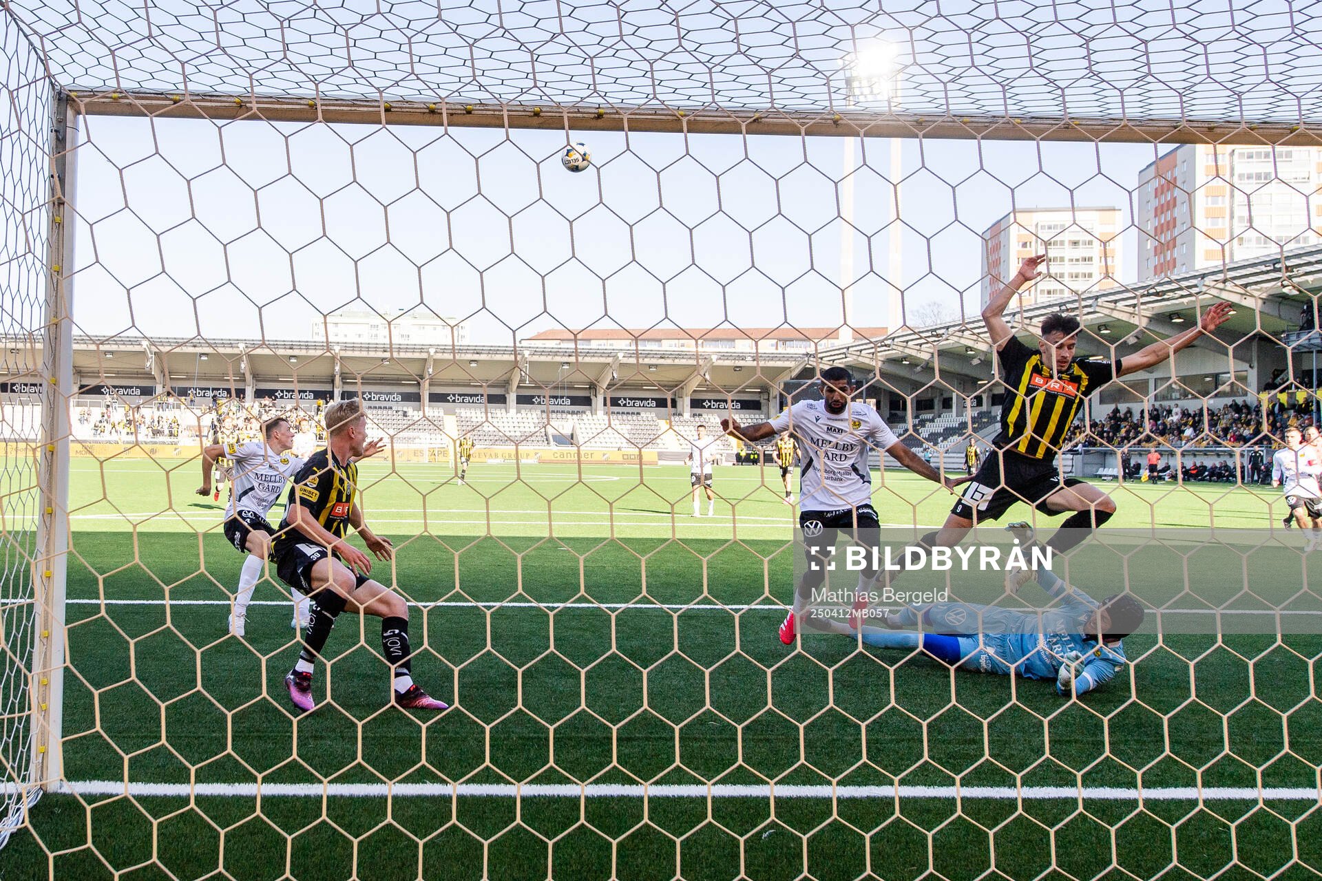 Mjällbys Abdullah Iqbal och målvakt Noel Törnqvist