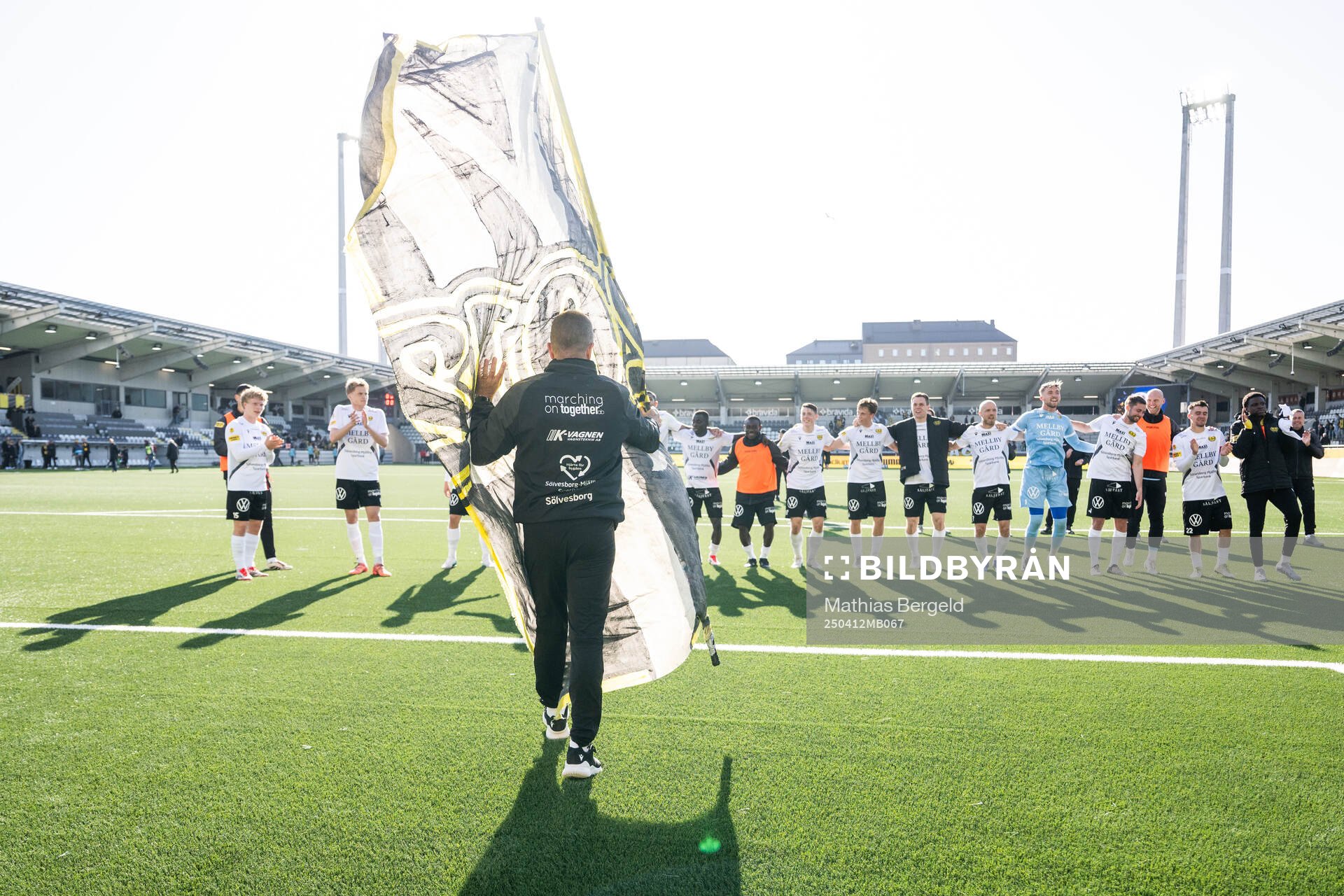 Mjällbys tränare Anders Torstensson hämtar en flagga