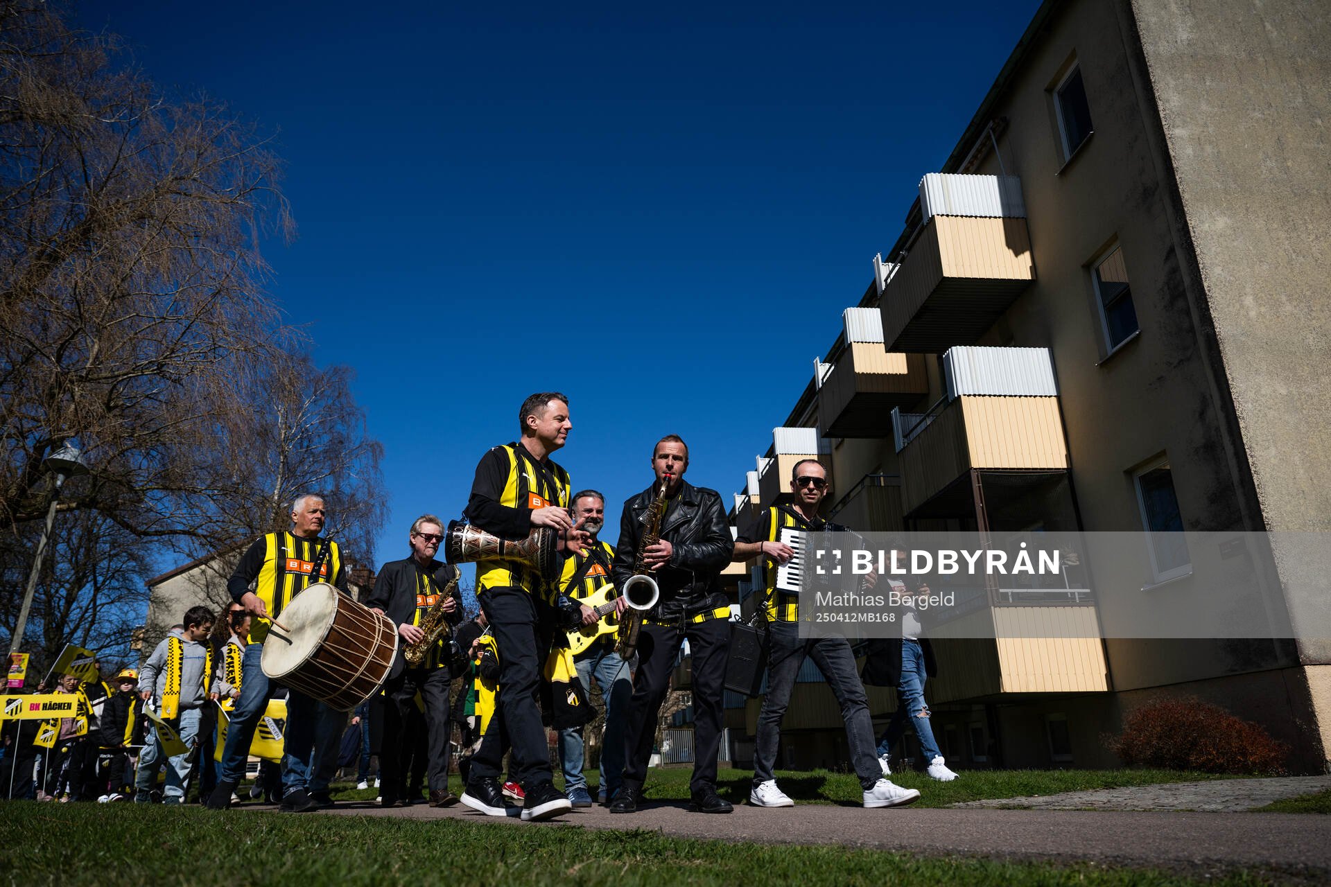Bandet Andra Generationen spelar när häckensupportrar
