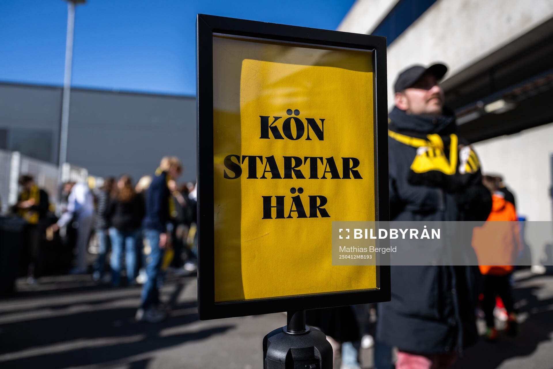 En skylt som visar var kioskkön börjar