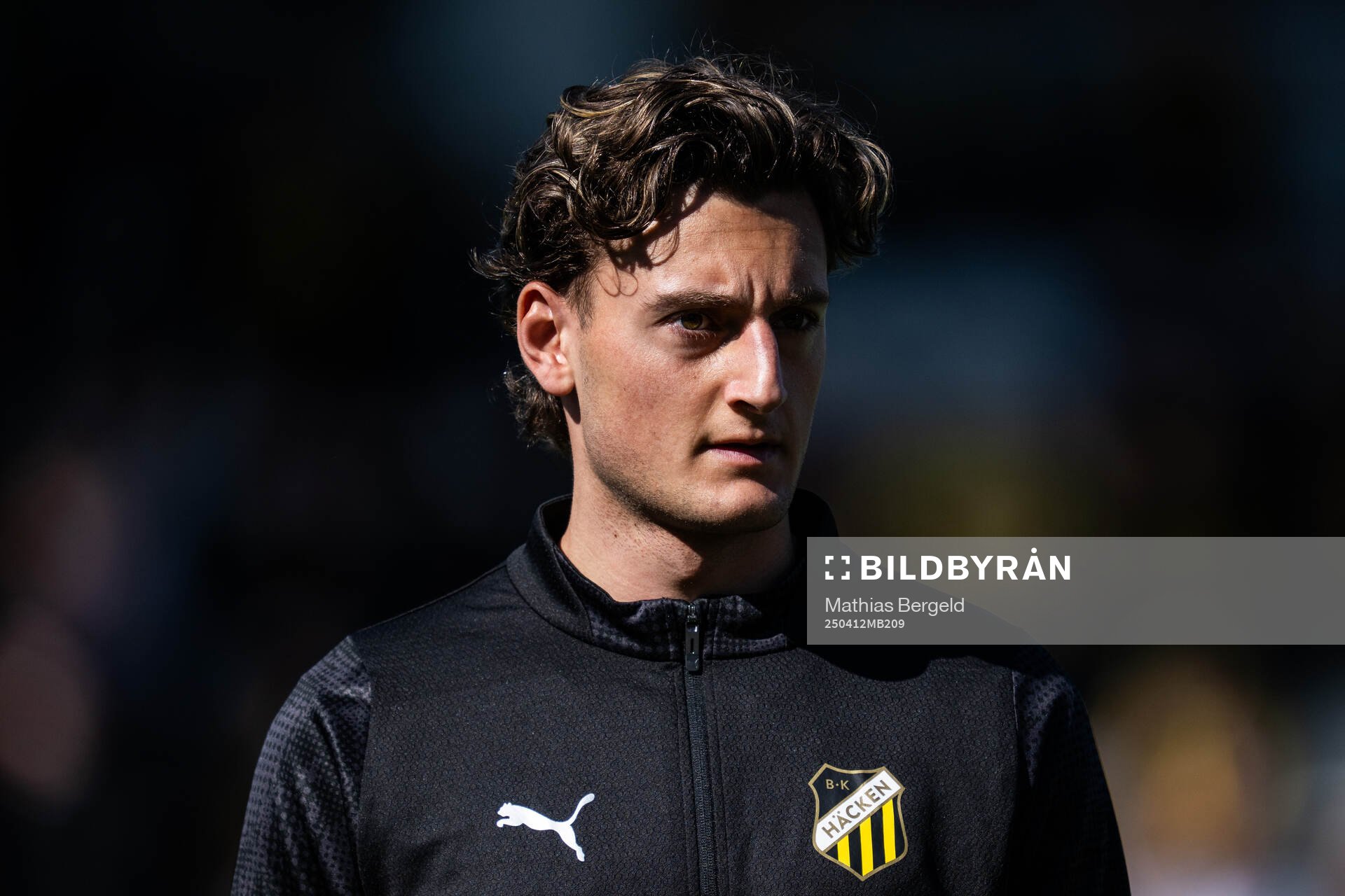 Häckens Silas Andersen vid line-up inför fotbollsmatchen i Allsvenskan mellan Häcken och Mjällby den 12 april 2025 i Göteborg. 
