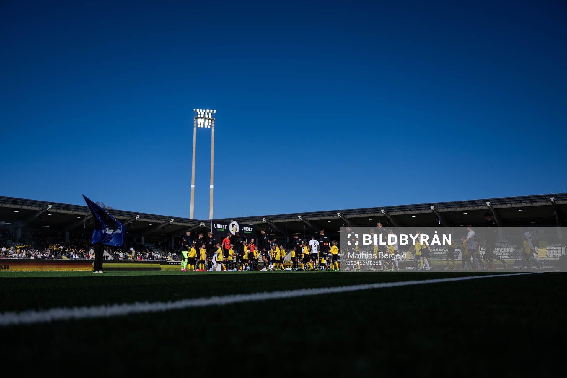 Häckens och Mjällbys spelare går in på plan