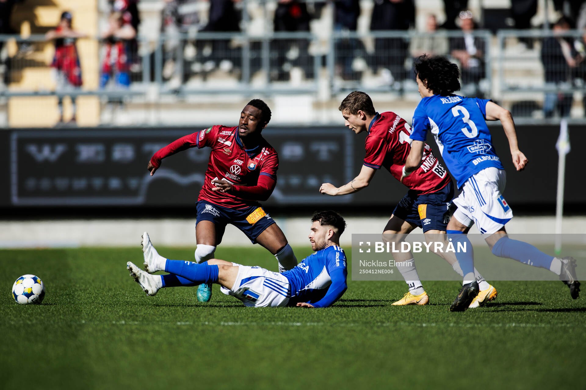 Örgrytes Haladj-Madiou Keita och GIF Sundsvalls Amaro Bahtijar under fotbollsmatchen i Superettan mellan Örgryte och GIF Sundsvall den 12 april 2025 i Göteborg.