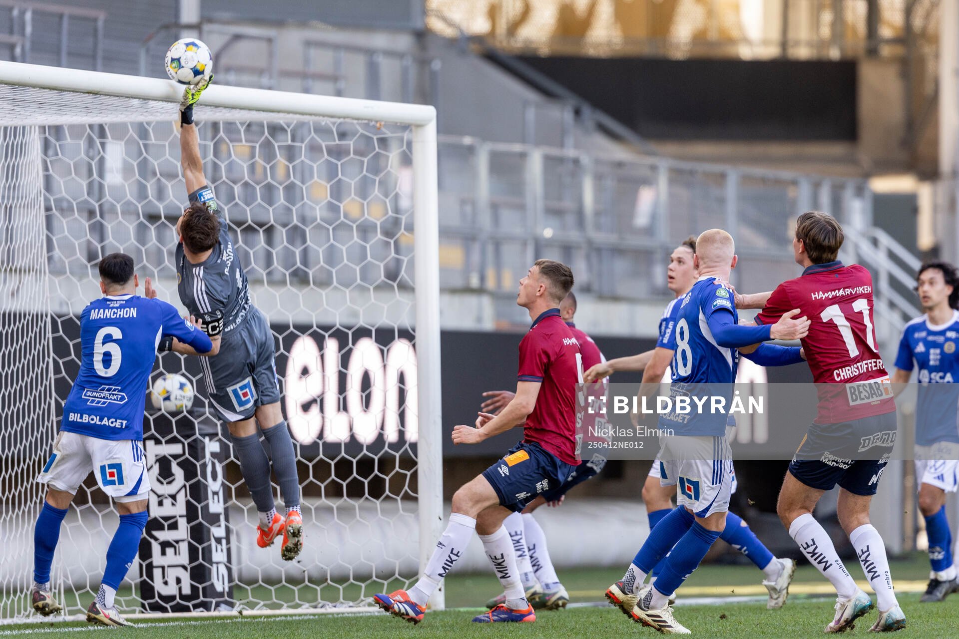 GIF Sundsvalls målvakt Jonas Olsson räddar