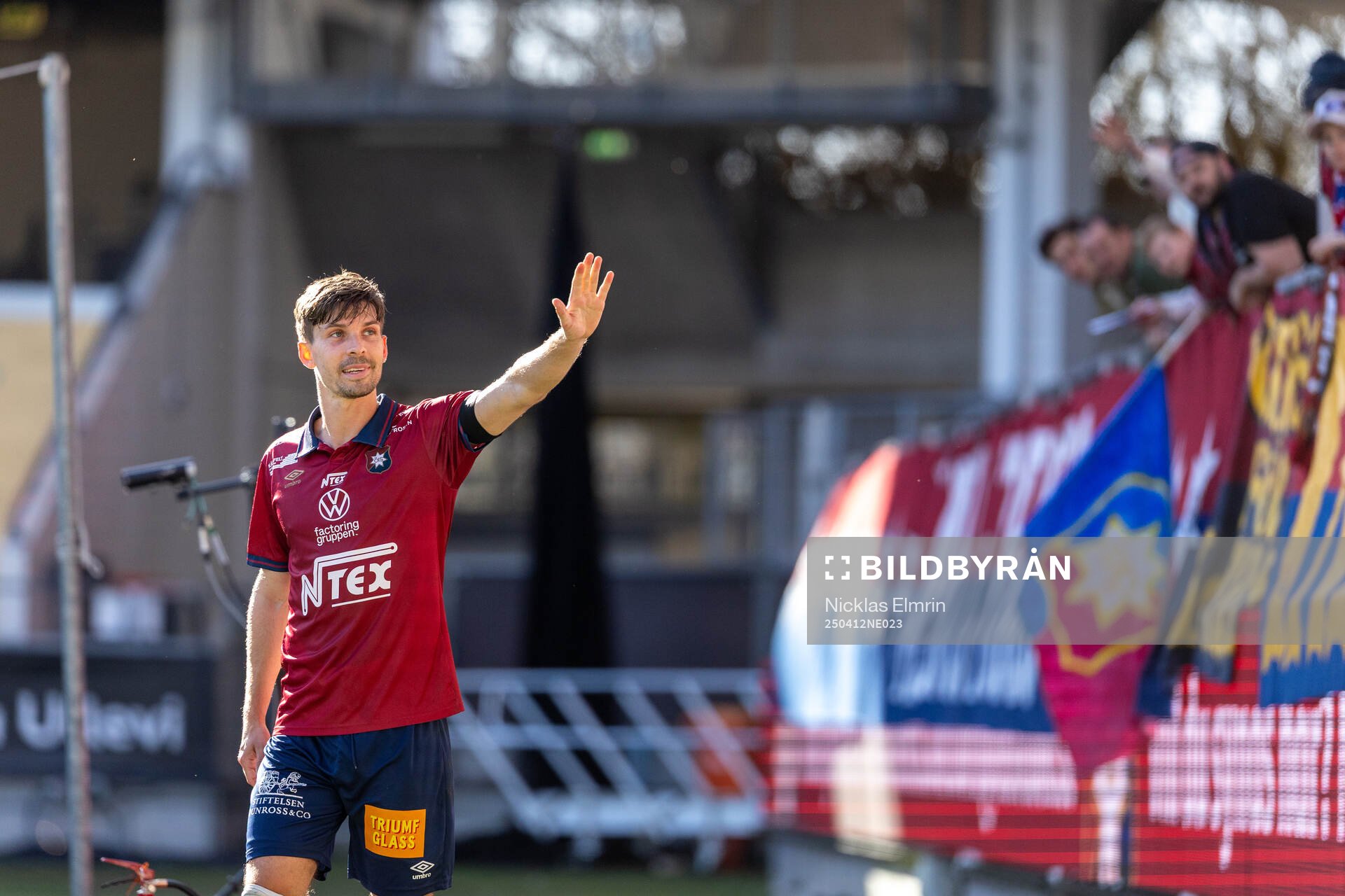 Örgrytes Daniel Paulson tackar publiken efter fotbollsmatchen i Superettan mellan Örgryte och GIF Sundsvall den 12 april 2025 i Göteborg.