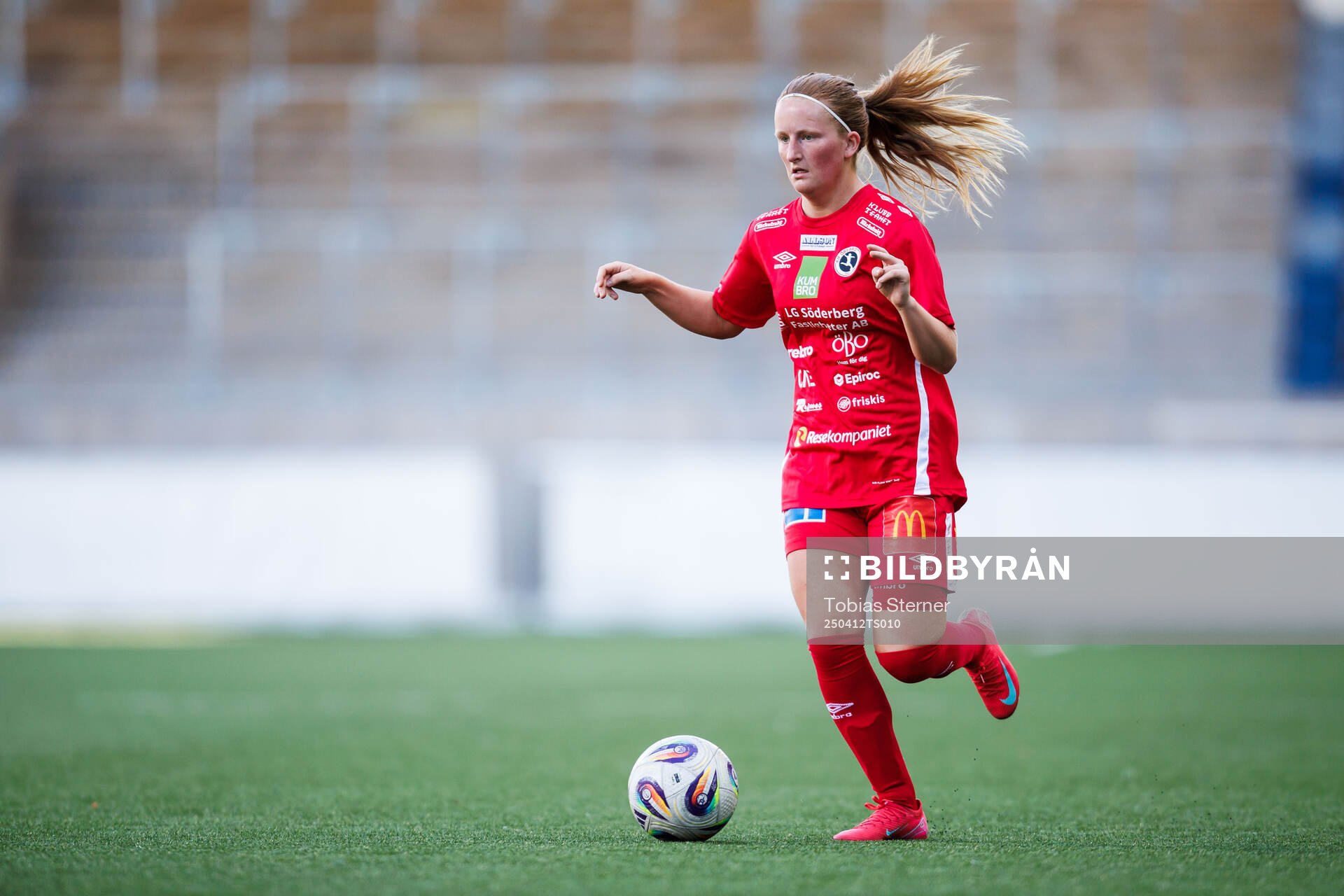 KIF Örebros Vera Andersson under fotbollsmatchen i Elitettan mellan Gamla Upsala och KIF Örebro den 12 april 2025 i Uppsala. 