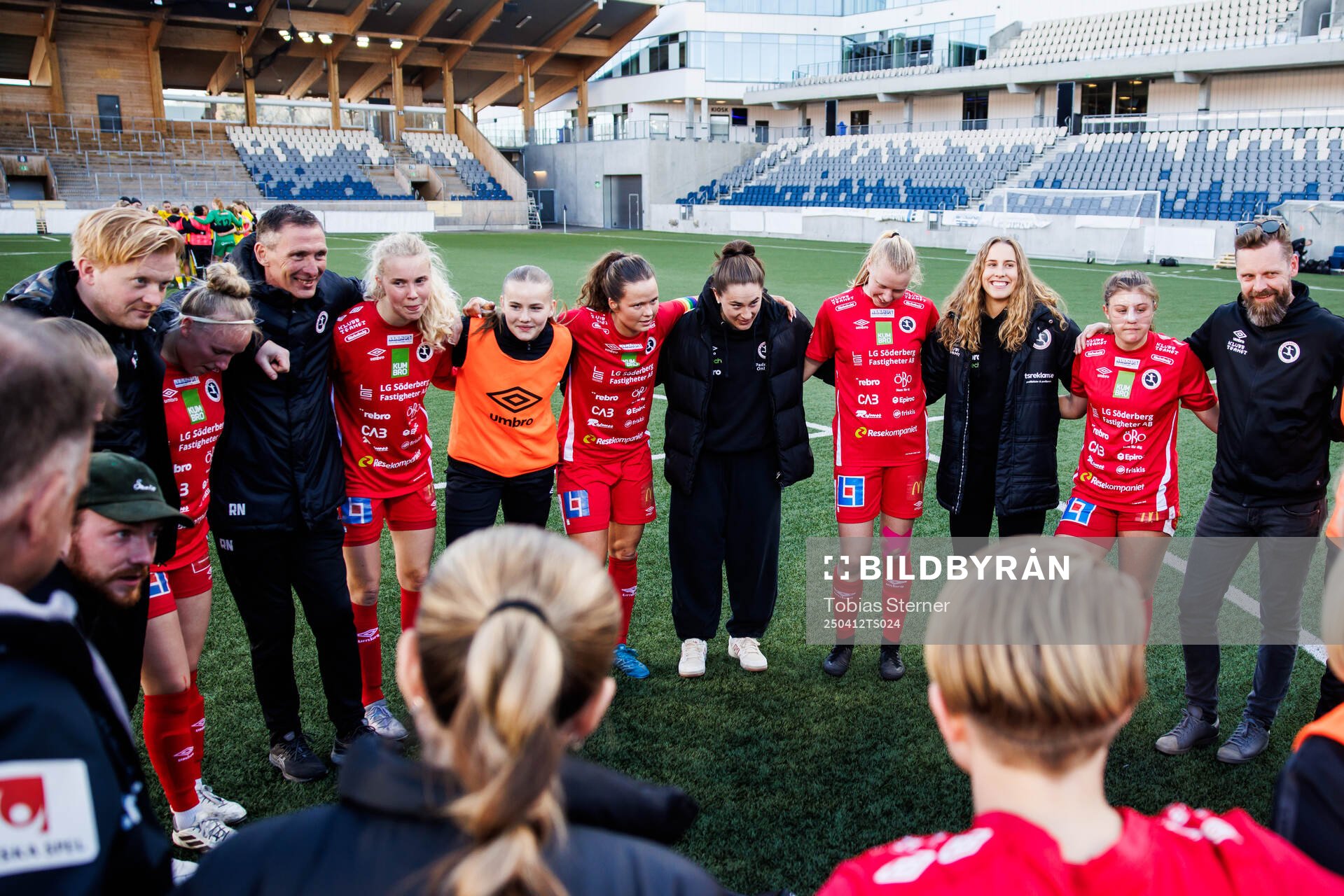 KIF Örebros spelare jublar