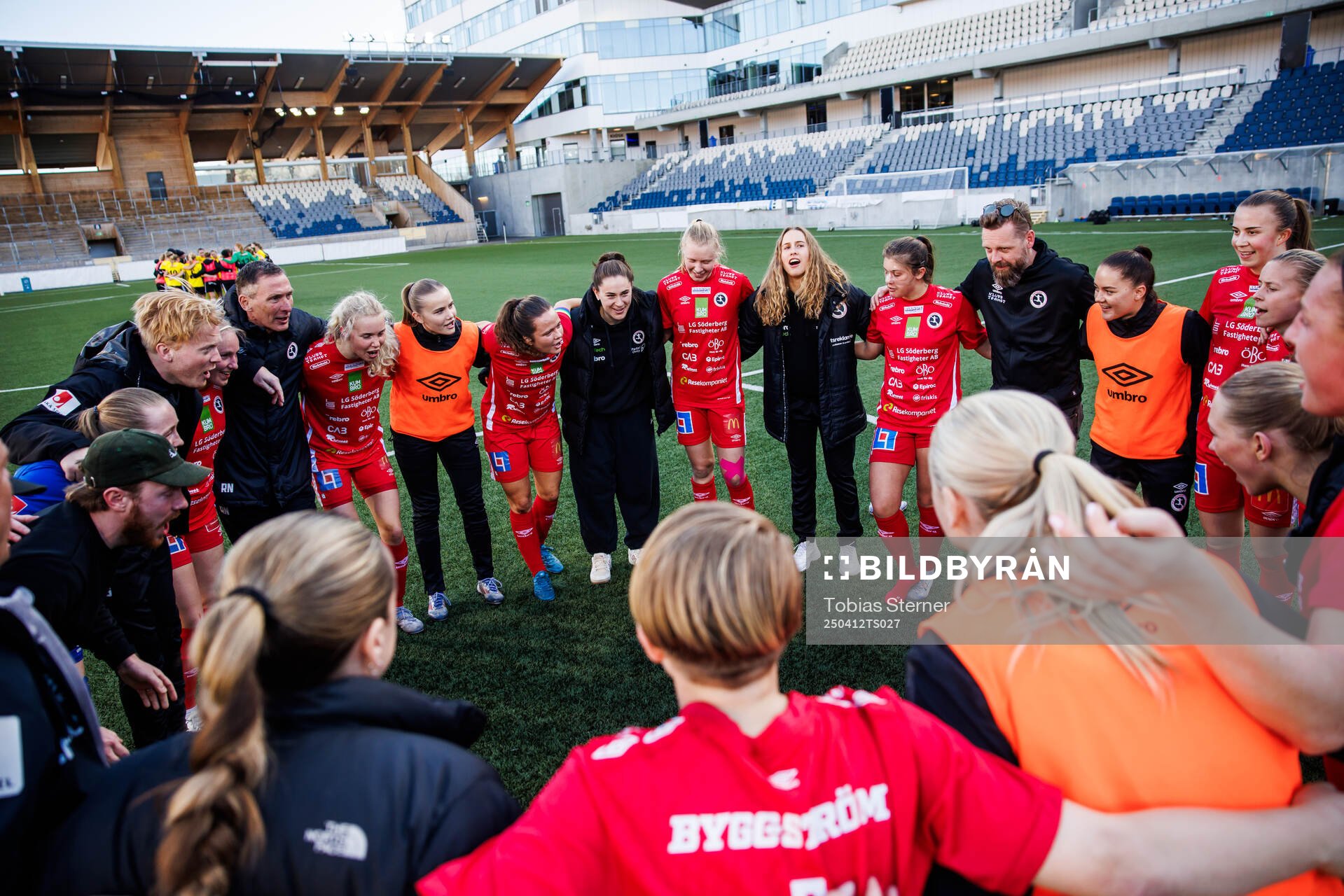 KIF Örebros spelare jublar efter fotbollsmatchen i Elitettan mellan Gamla Upsala och KIF Örebro den 12 april 2025 i Uppsala. 