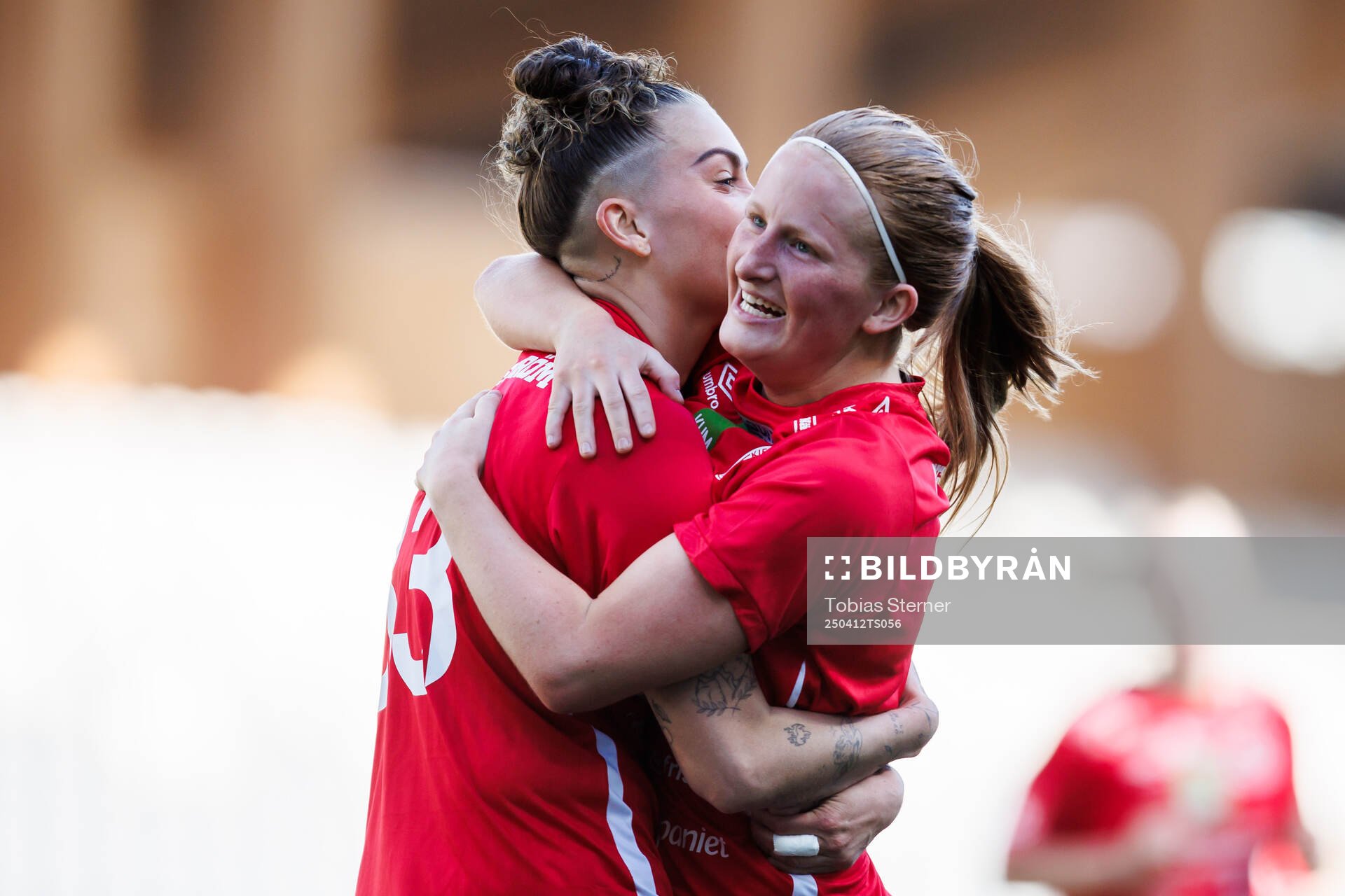 KIF Örebros Wilma Sjöholm och Vera Andersson jublar