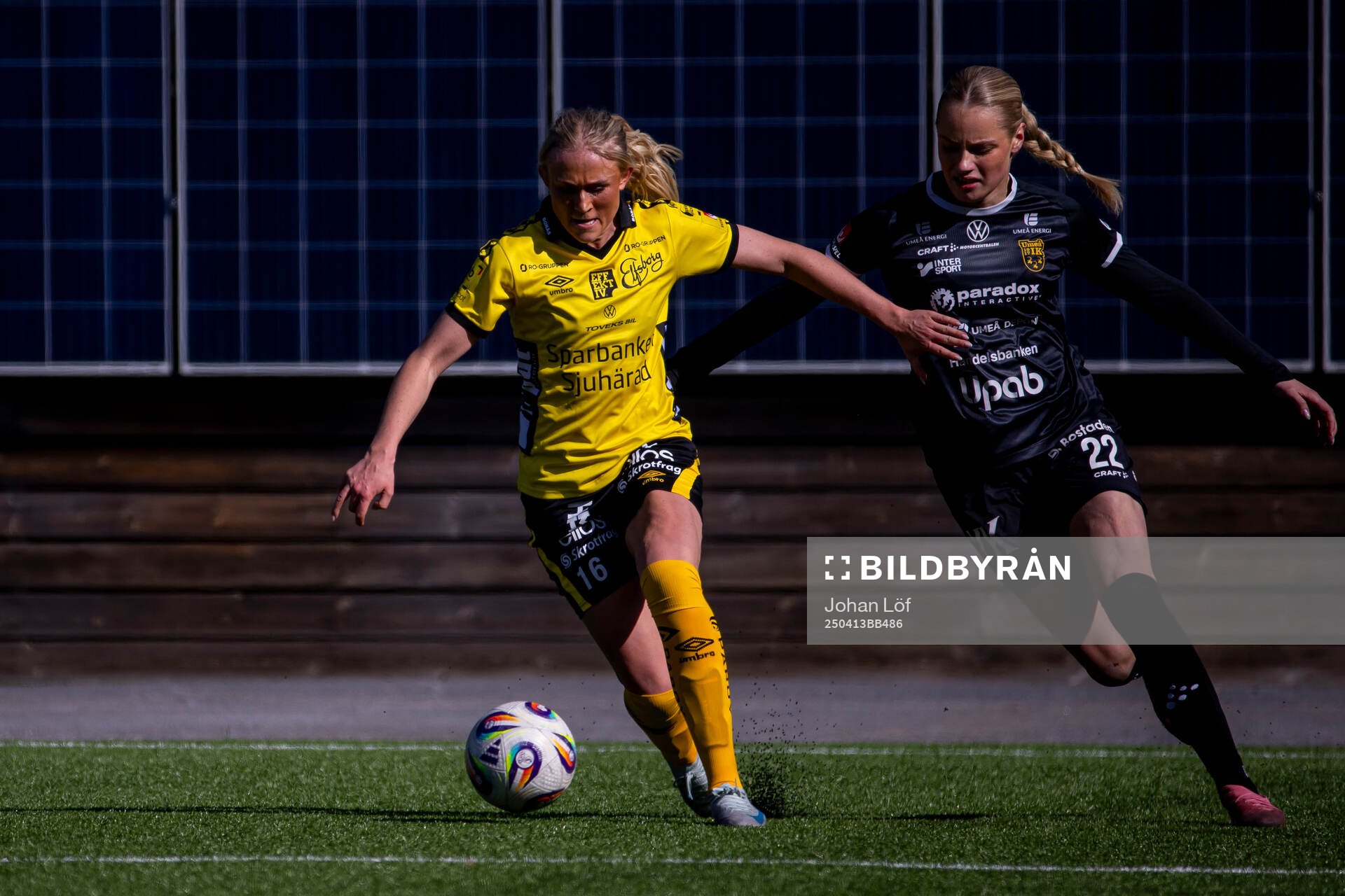 Elfsborgs Emilia Bengtsson och Umeås Tyra Eriksén