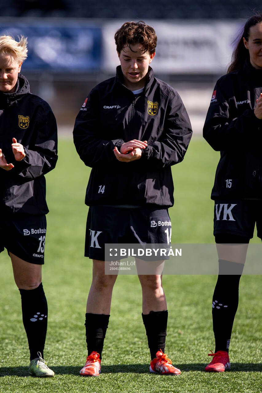 Umeås Isabelle Goldmann innan fotbollsmatchen i Elitettan
