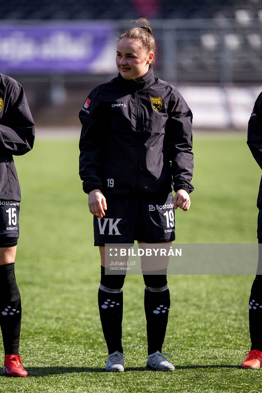 Umeås Elvira Fjällström innan fotbollsmatchen i