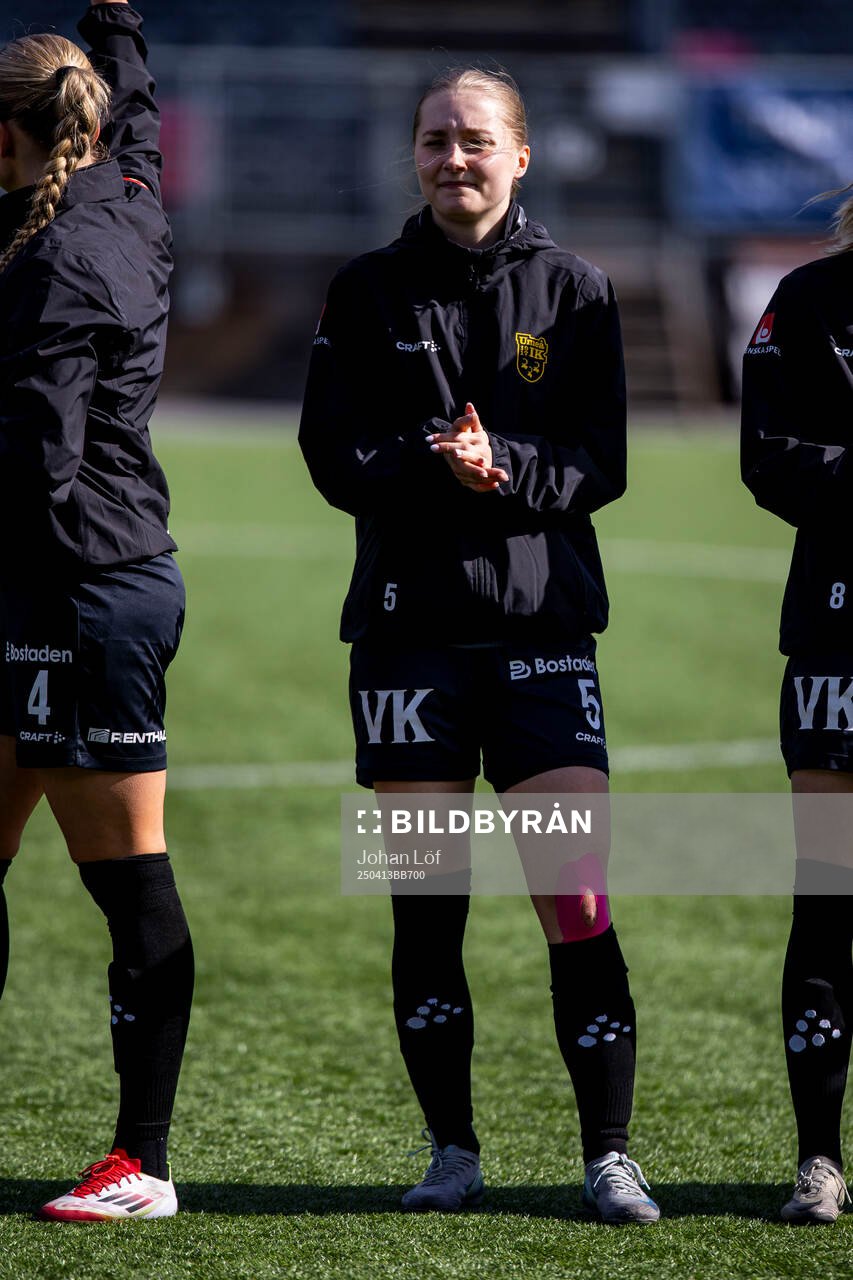 Umeås Julia Holmgren innan fotbollsmatchen i Elitettan