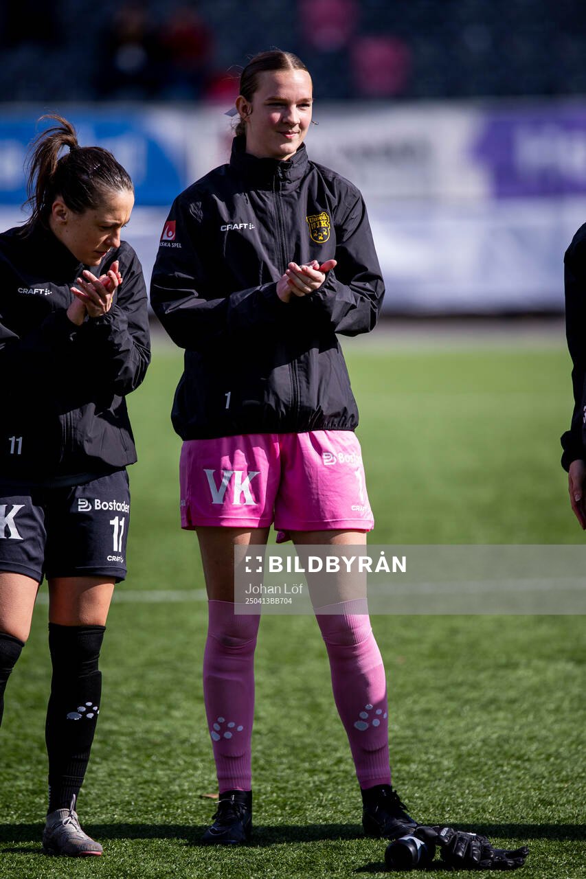 Umeås målvakt Maja Holm Baun innan fotbollsmatchen i Elitettan mellan Umeå och Elfsborg den 13 april 2025 i Umeå. 