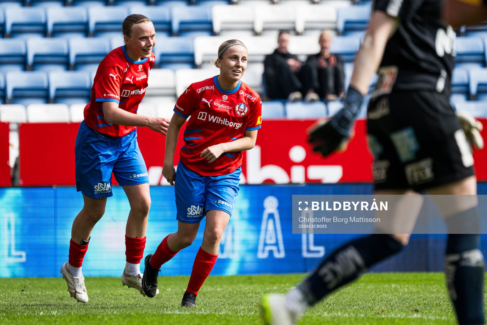 Helsingborgs Cornelia Rahmberg och och Helsingborgs Ebba Berg under fotbollsmatchen i Division 1 södra mellan Helsingborg och Örgryte den 13 april 2025 i Helsingborg.