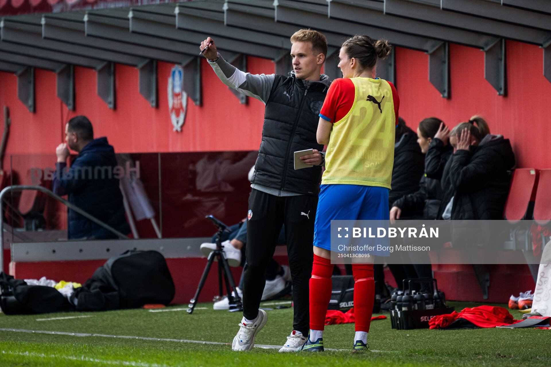 Helsingborgs assisterande tränare Elias Åkerborg och Hanna Lundell under fotbollsmatchen i Division 1 södra mellan Helsingborg och Örgryte den 13 april 2025 i Helsingborg.