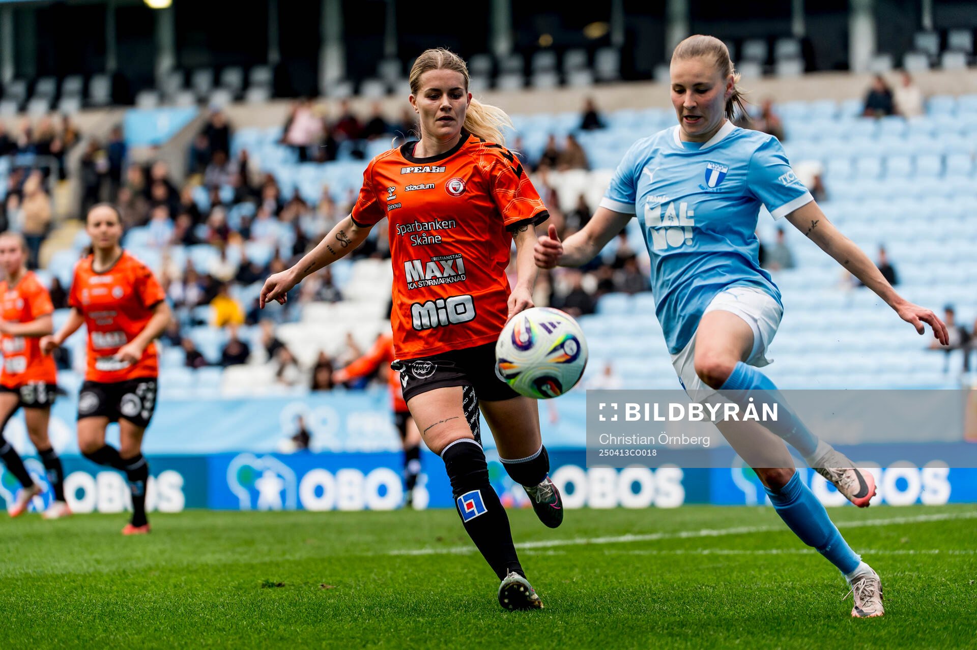Kristianstads Tilda Persson och Malmö FFs Katariina Kosola under fotbollsmatchen i Damallsvenskan mellan Malmö FF och Kristianstad den 13 april 2025 i Malmö.