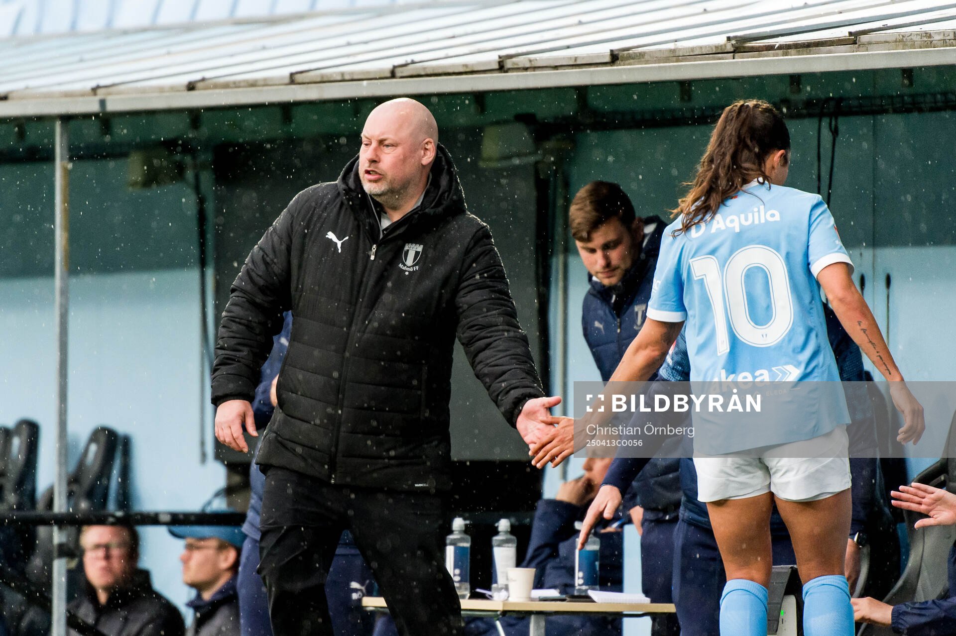 Malmö FFs tränare Jonas Valfridsson och Isabella D'Aquila