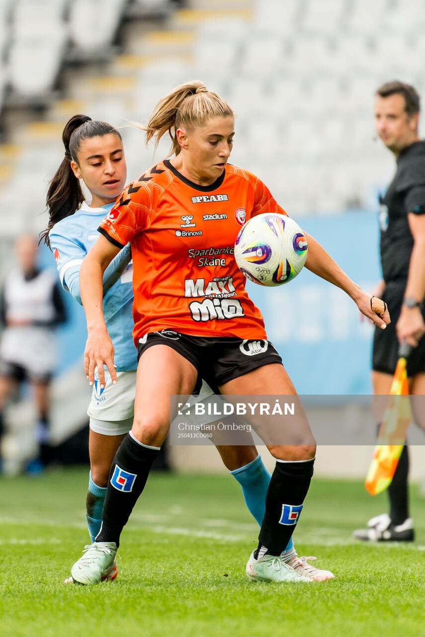 Malmö FFs Ines Belloumou och Kristianstads Remy Siemsen