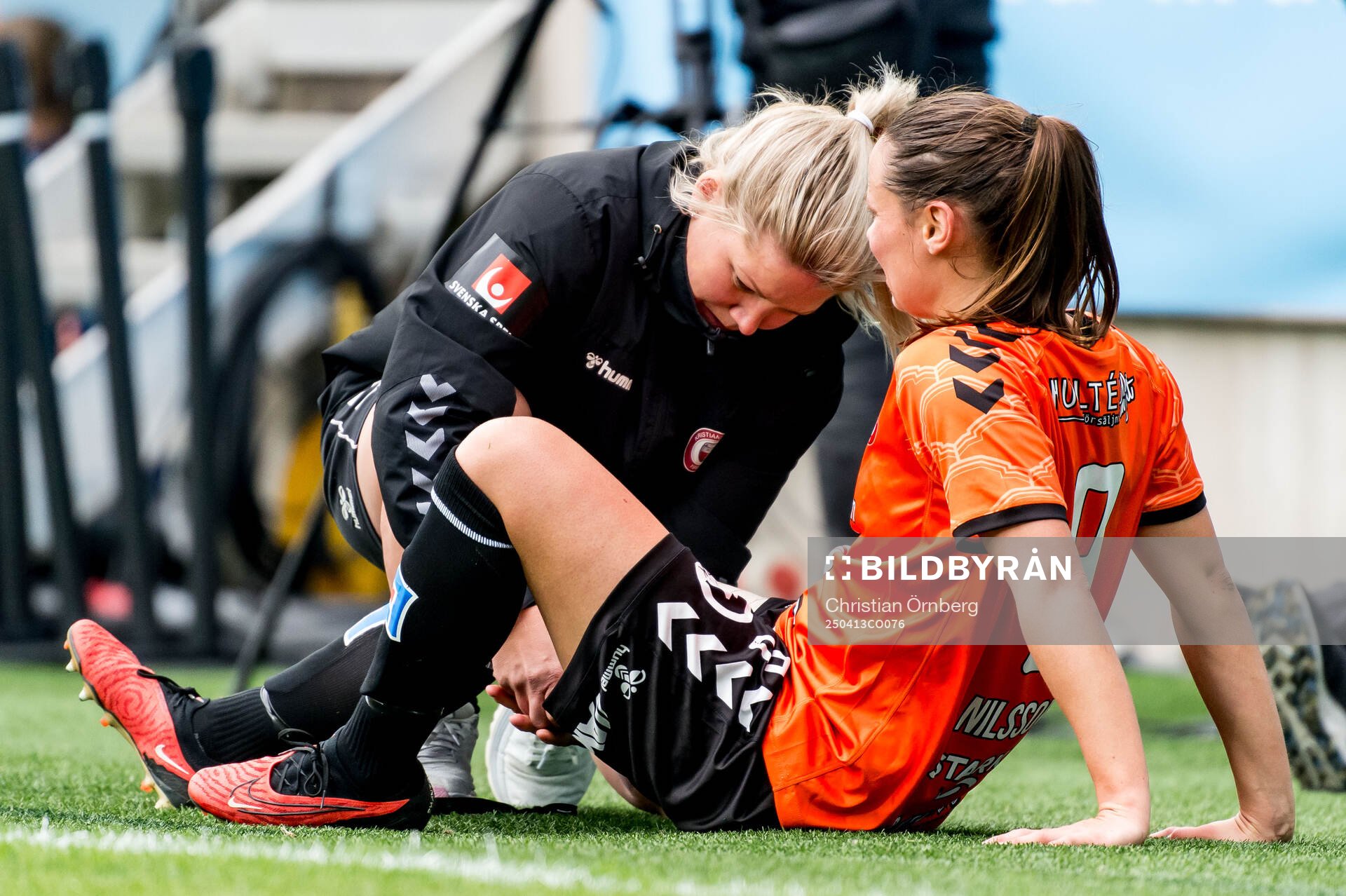 Kristianstads Alice Nilsson får vård av medicinsk personal