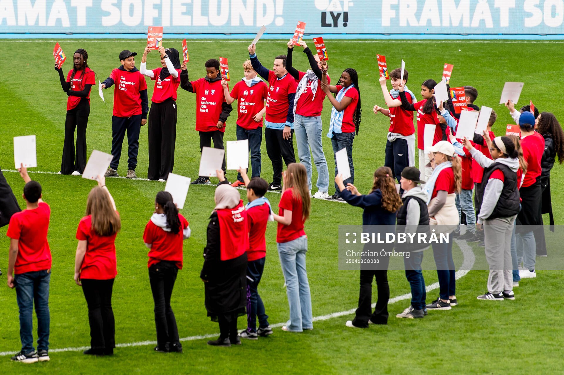 Manifestation ”Ge rasismen rött kort”