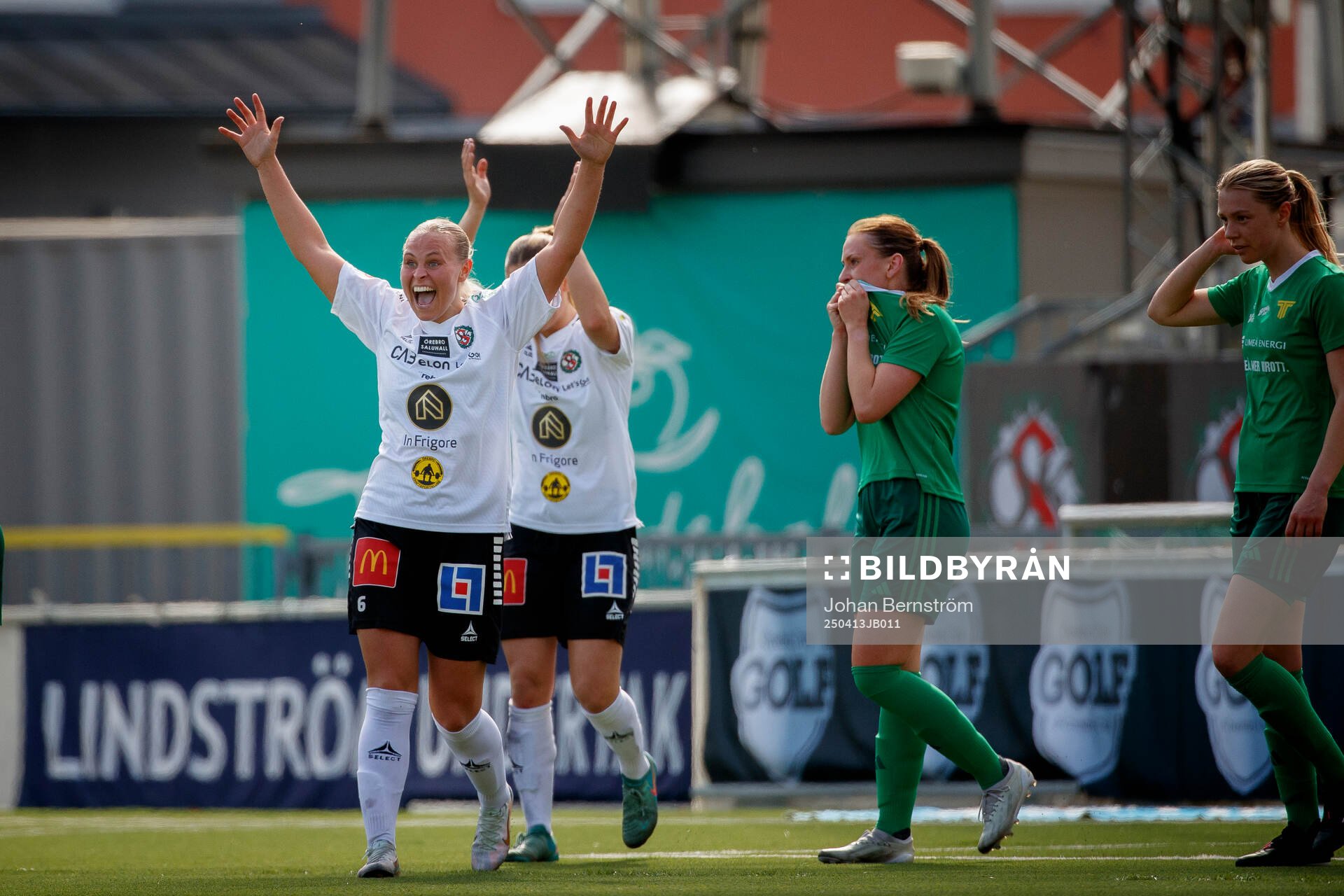Örebro SKs Molly Wiklander jublar vid 1-0 under fotbollsmatchen i Elitettan mellan Örebro SK och Team TG den 13 april 2025 i Örebro. 