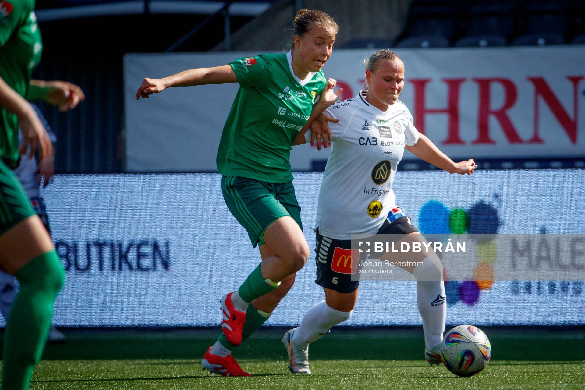 Team TGs Klara Nyberg och Örebro SKs Molly Wiklander under fotbollsmatchen i Elitettan mellan Örebro SK och Team TG den 13 april 2025 i Örebro.